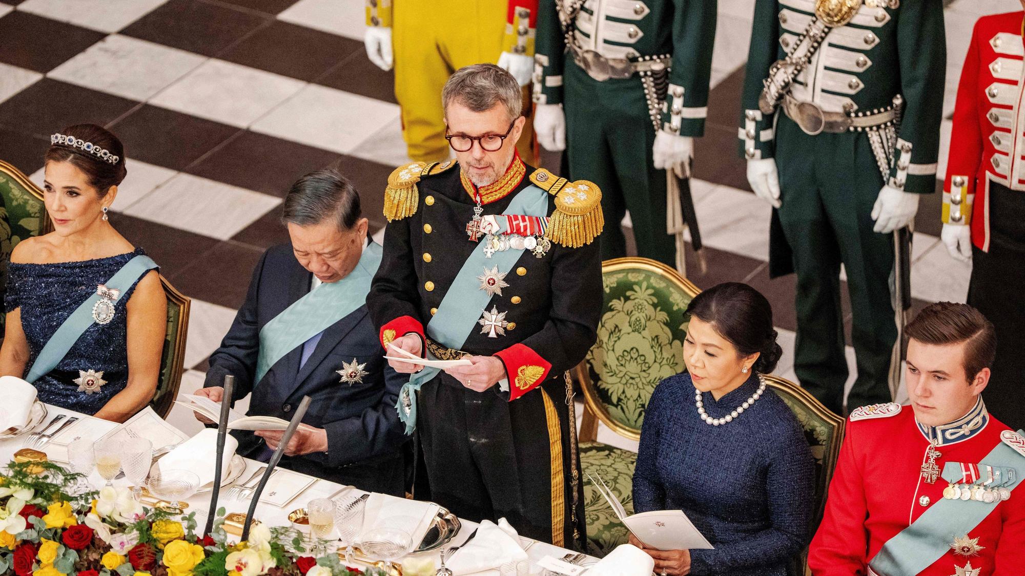 König Frederik X. hält beim Staatsbankett im Schloss Christiansborg eine Rede. Neben ihm stehen Kronprinz Christian, Königin Mary sowie der vietnamesische Präsident Tô Lâm und dessen Ehefrau Ngô Phương Ly.
