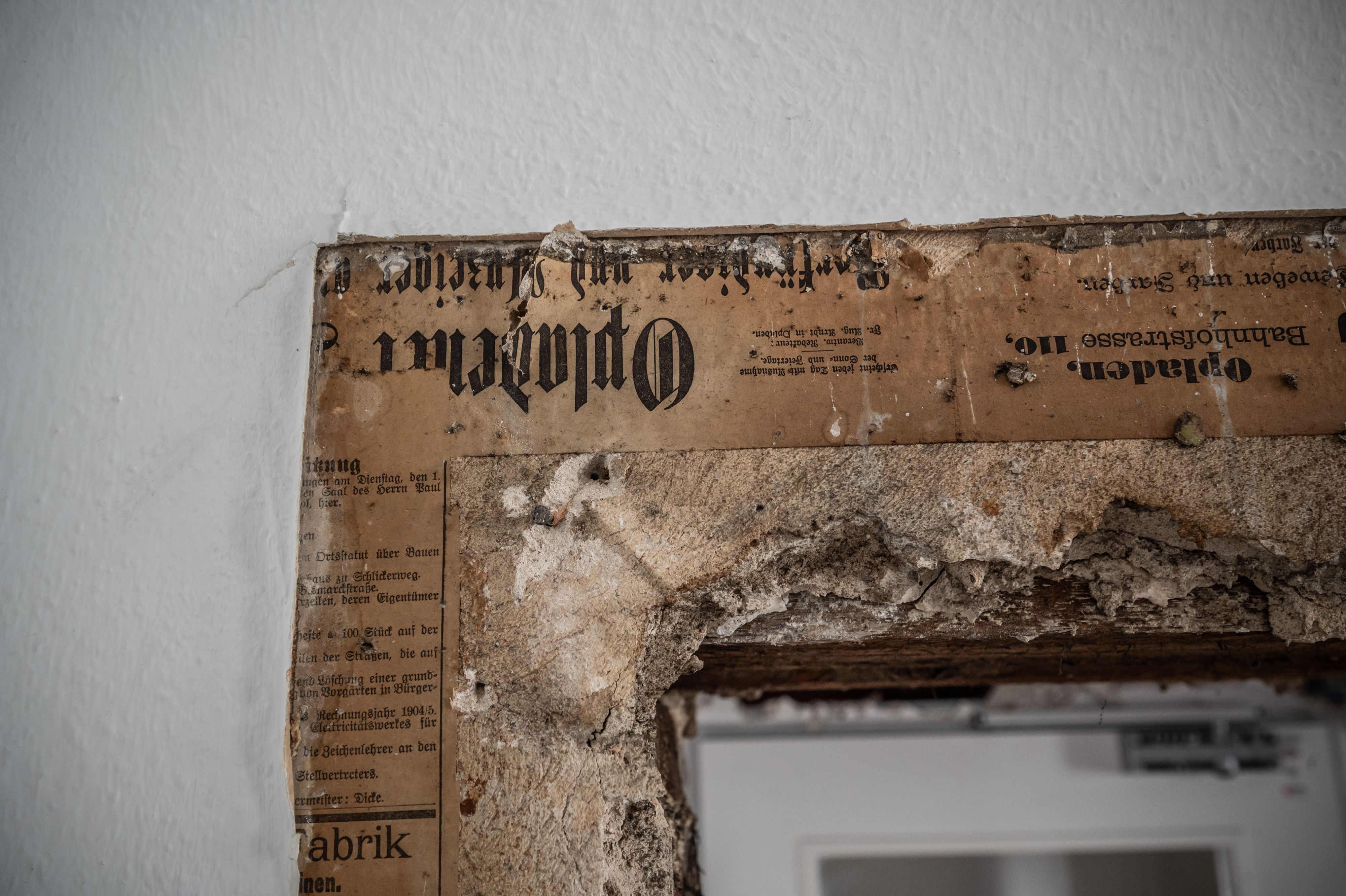 Hinter dem Türrahmen: Zeitung aus Opladen von 1905 als Makulatur