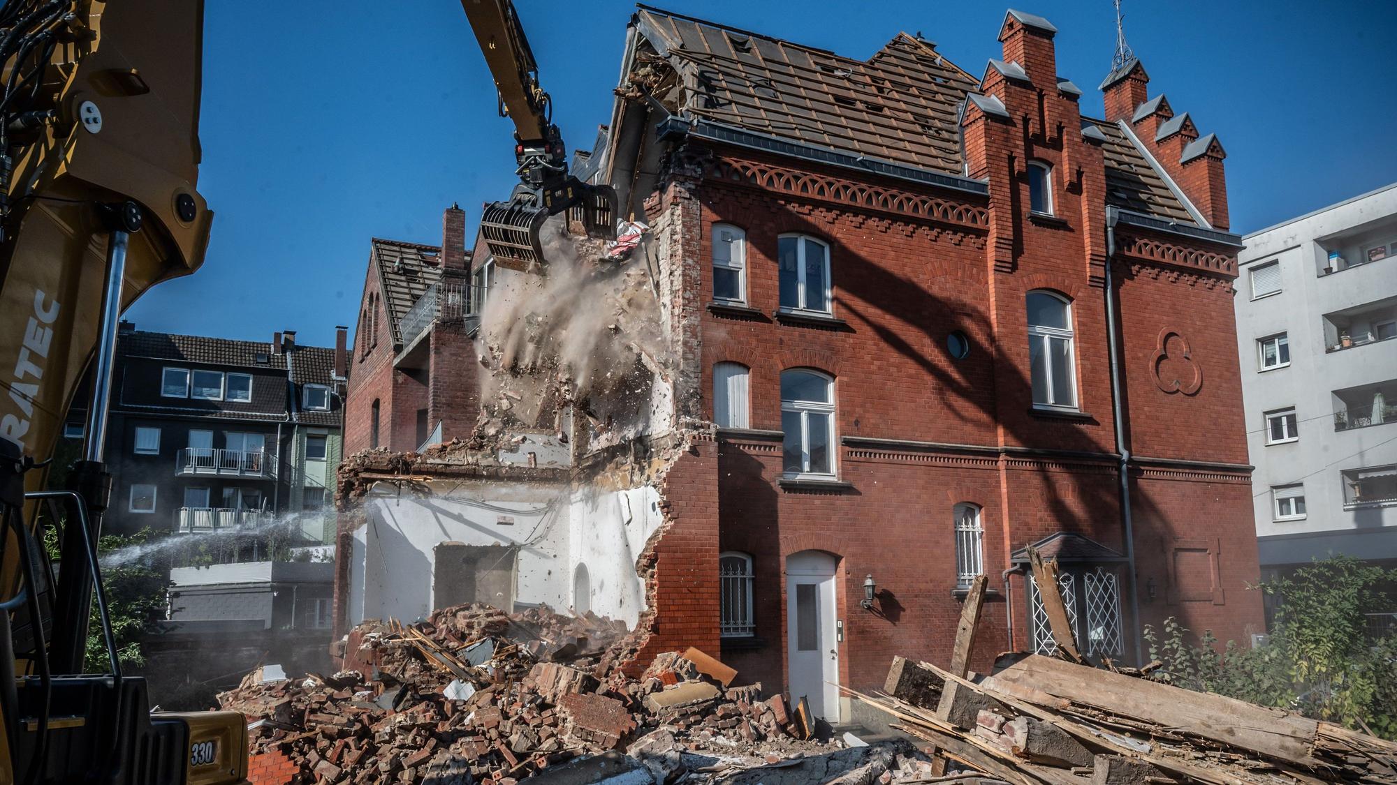 Die Gründerzeitvilla in der Schillerstraße wird abgebrochen. Der GBO (Gemeinnützige Bauverein Opladen) plant einen Neubau.