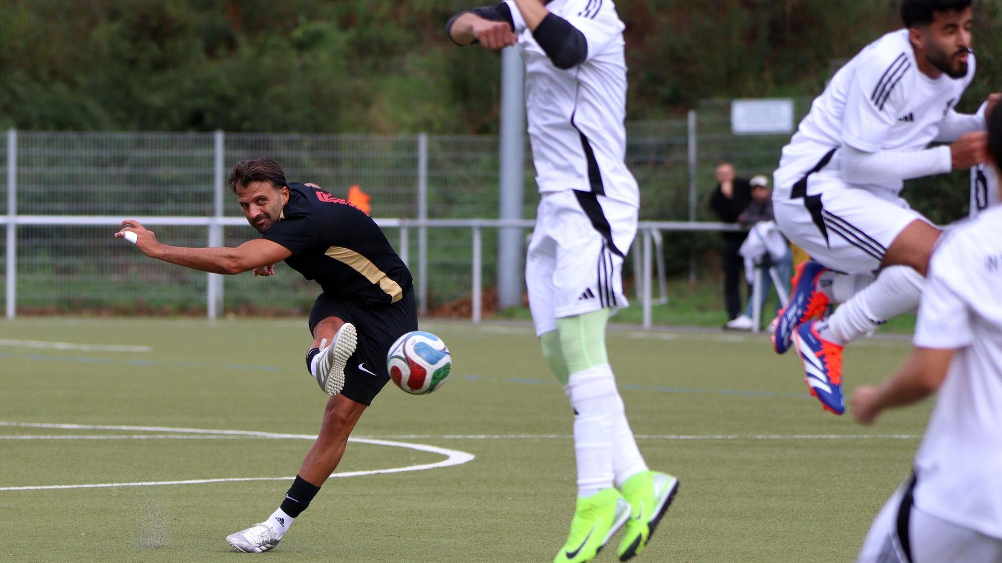 Sefer Hoxhaj schießt einen Freistoß in der Partie zwischen dem ETSC und Inter Euskirchen.