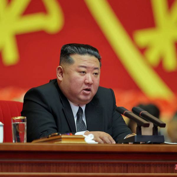 Nordkoreas Diktator Kim Jong Un spricht am Rednerpult.