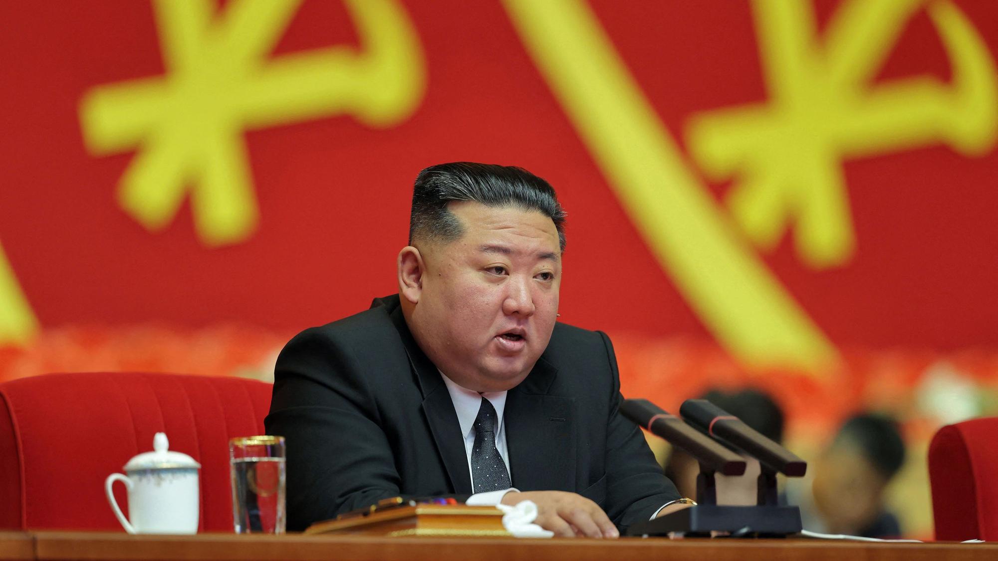 Nordkoreas Diktator Kim Jong Un spricht am Rednerpult.