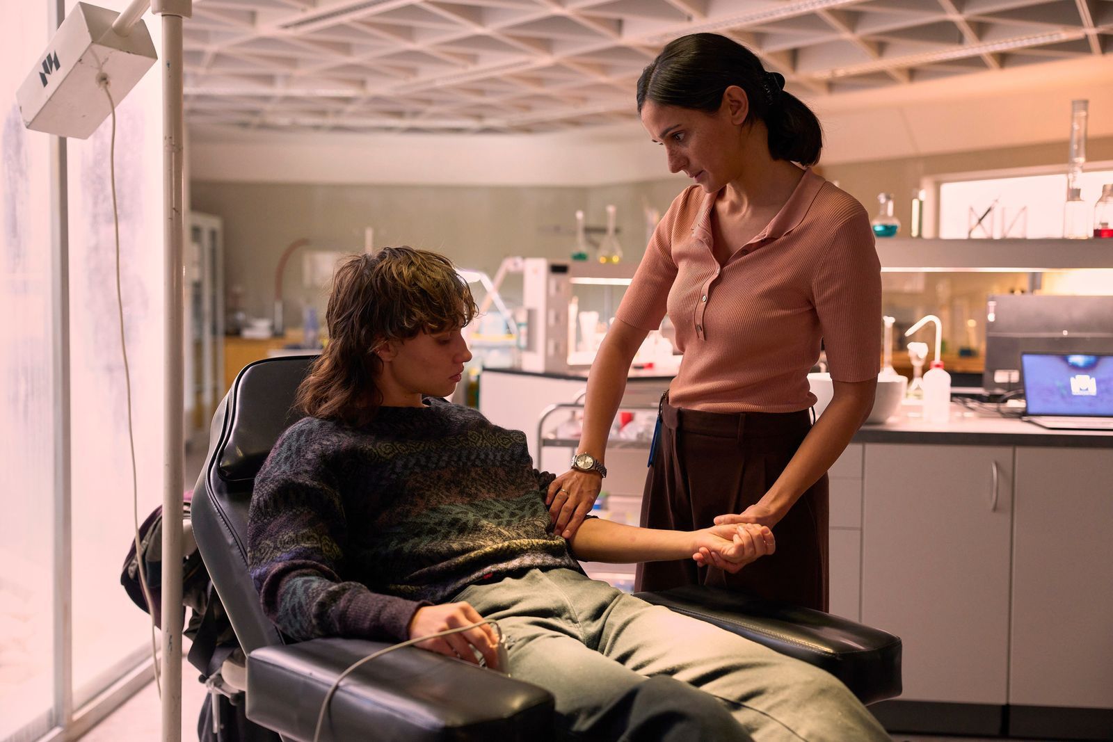 Dr. Hevi Abdel-Nansen (Aybi Era, rechts) holt Emilia Walser (Luna Jordan) in ihr Forschungsprogramm. (Bild: ZDF und Frank Dicks)