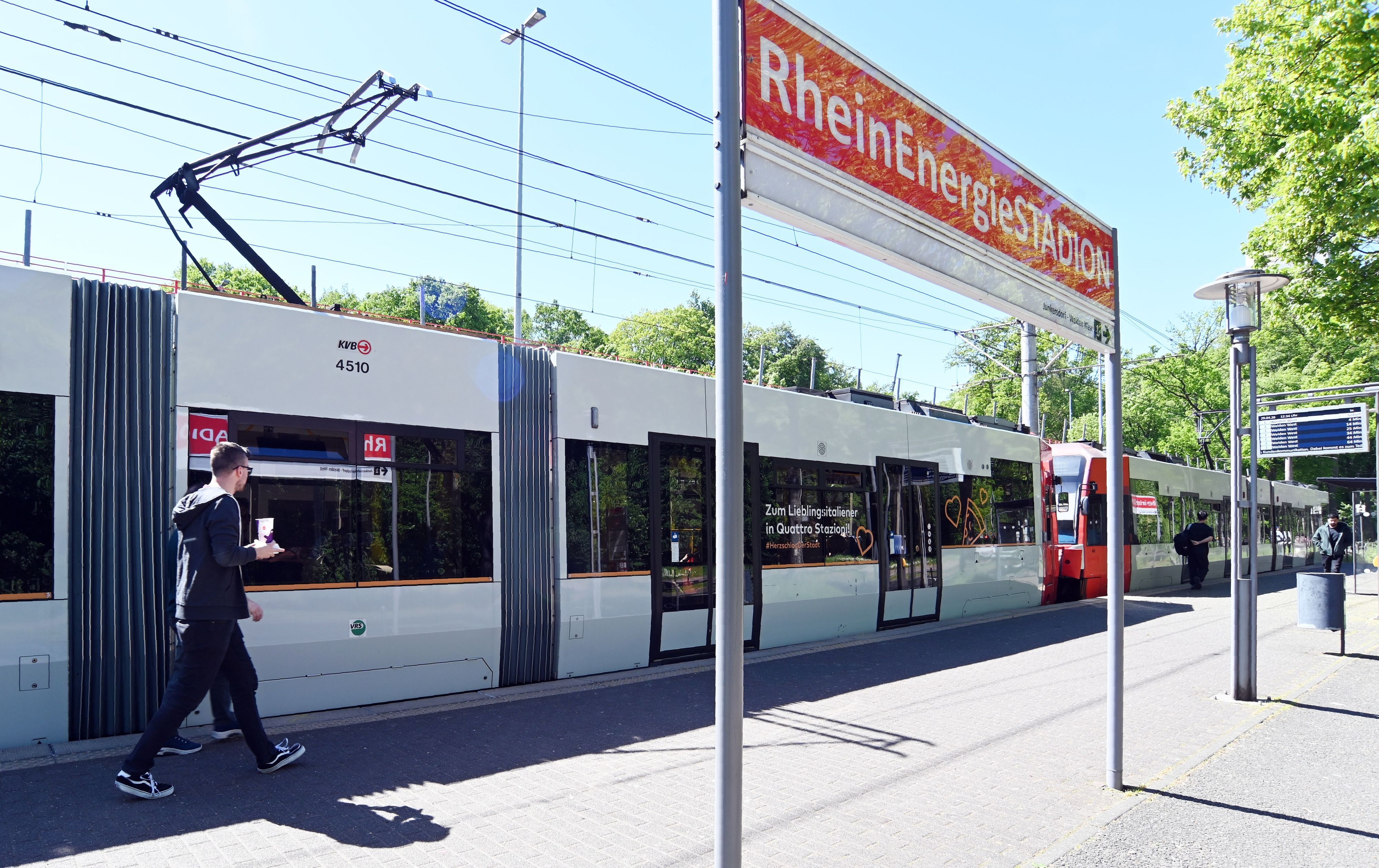 Die Linie 1 an der Haltestelle Rheinenergie-Stadion. Foto: Alexander Schwaiger