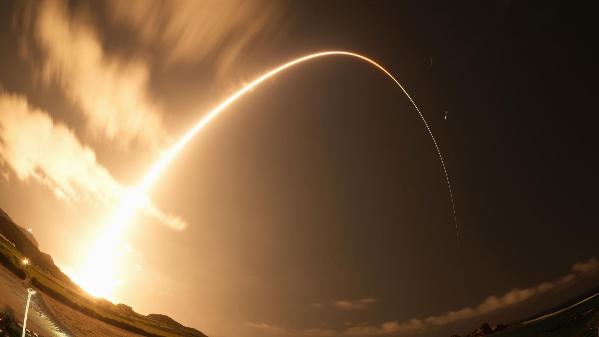 Eine japanische H3-Rakete, die eine Sonde für eine Mission zur Entnahme von Proben von einem Marsmond an Bord hat, steigt in den Himmel.