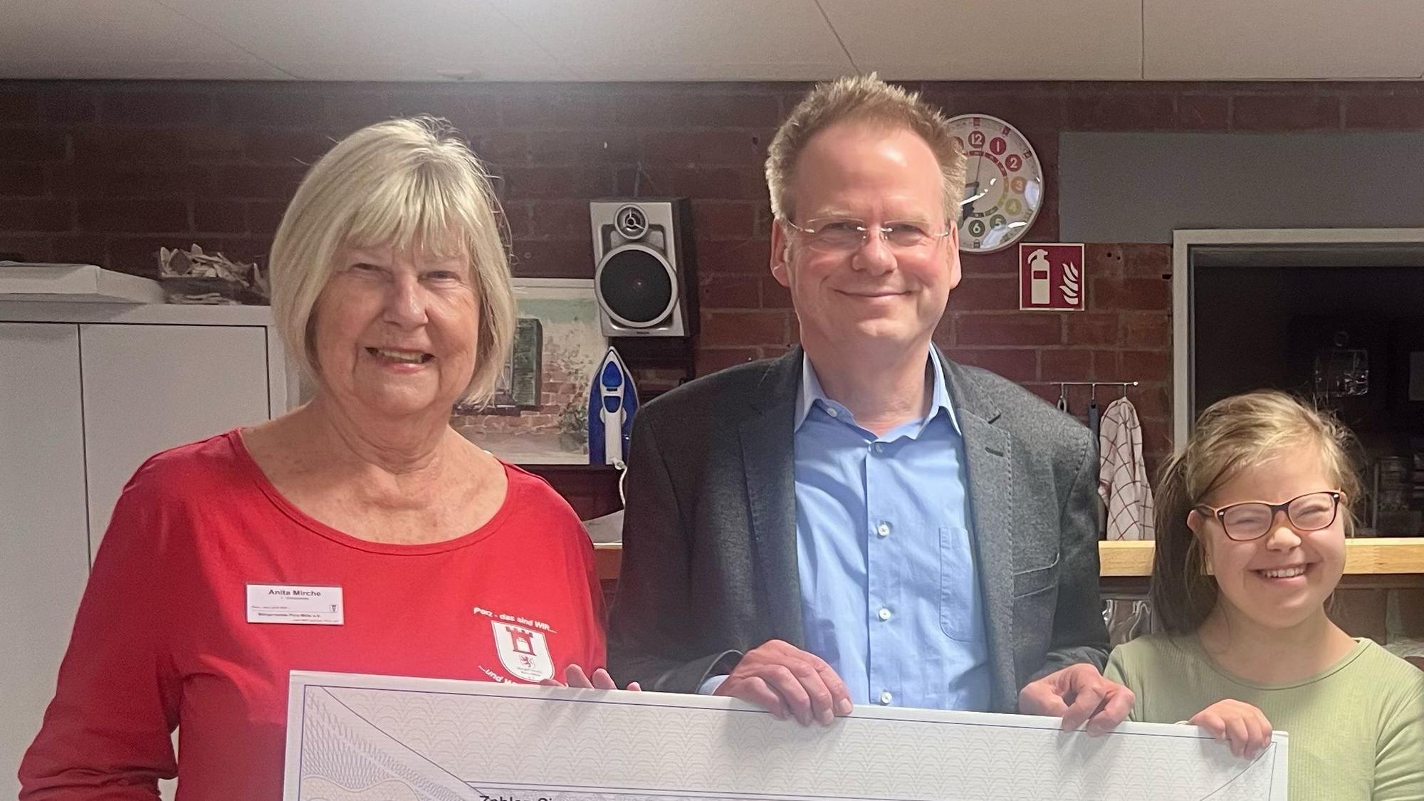 Ohne Spenden können manche Projekte nicht stattfinden: Das wissen Anita Mirche (v.l.), Ulrich Pasdika und Melina.