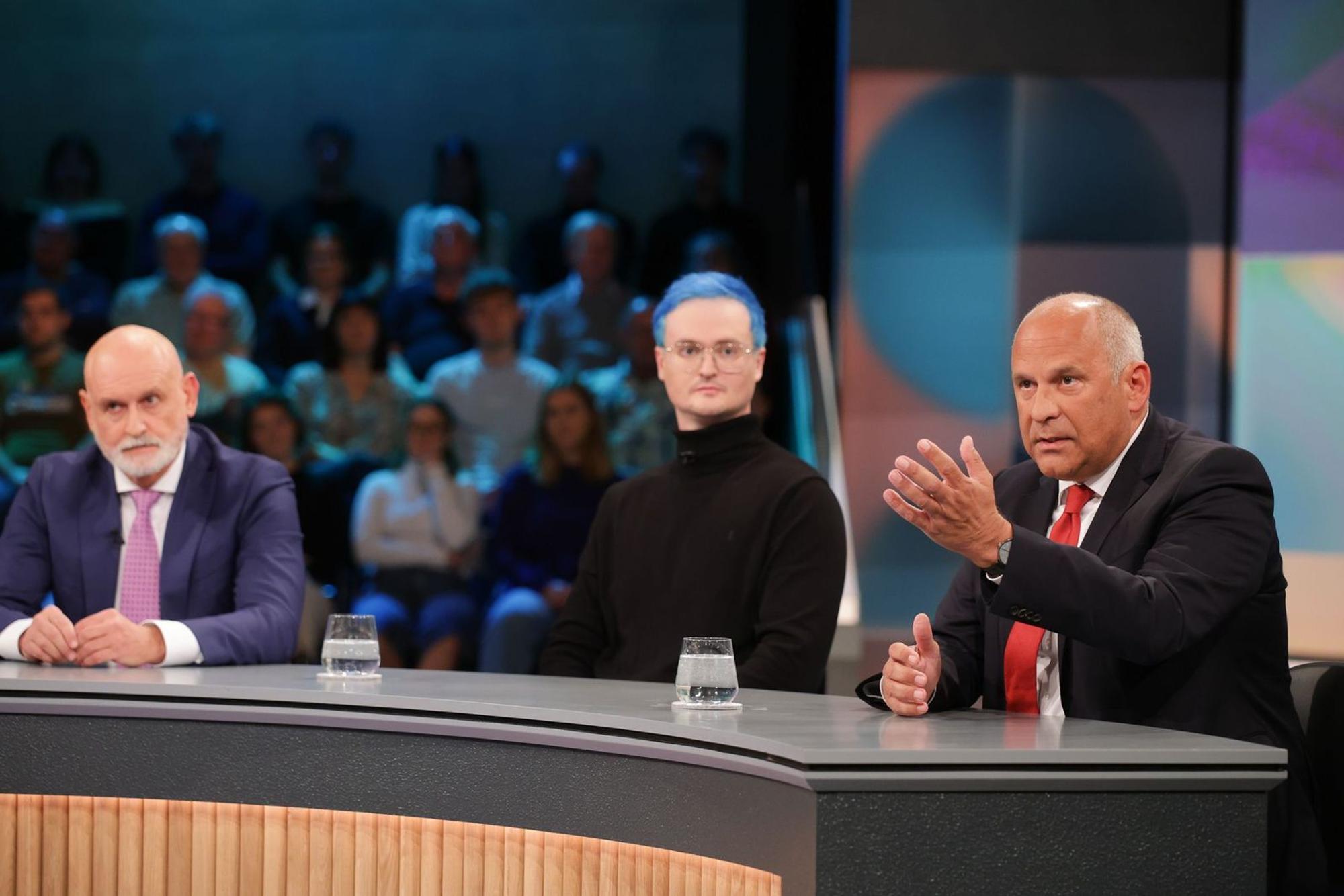 „Wir müssen den Staat schlanker machen“, sprang der hessische Innenminister Roman Poseck (rechts) dbb-Chef Volker Geyer (links) bei. (Bild: WDR / Dirk Borm)