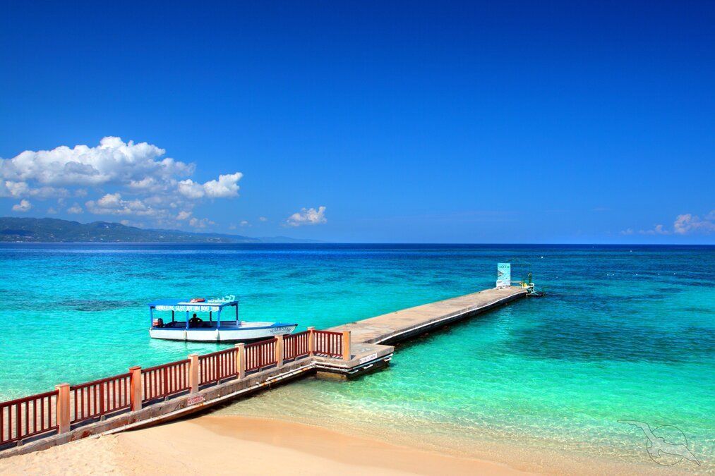Seebrücke mit Glasbodenboot in Montego Bay, Jamaika.