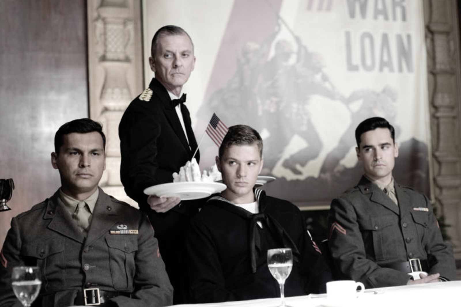 Die Marines Ira Hayes, John Bradley und René Gagnon (von links: Adam Beach, Ryan Phillippe, Jesse Bradford) werden als Helden hofiert - fühlen sich aber kein bisschen heroisch.  (Bild: Dreamworks)