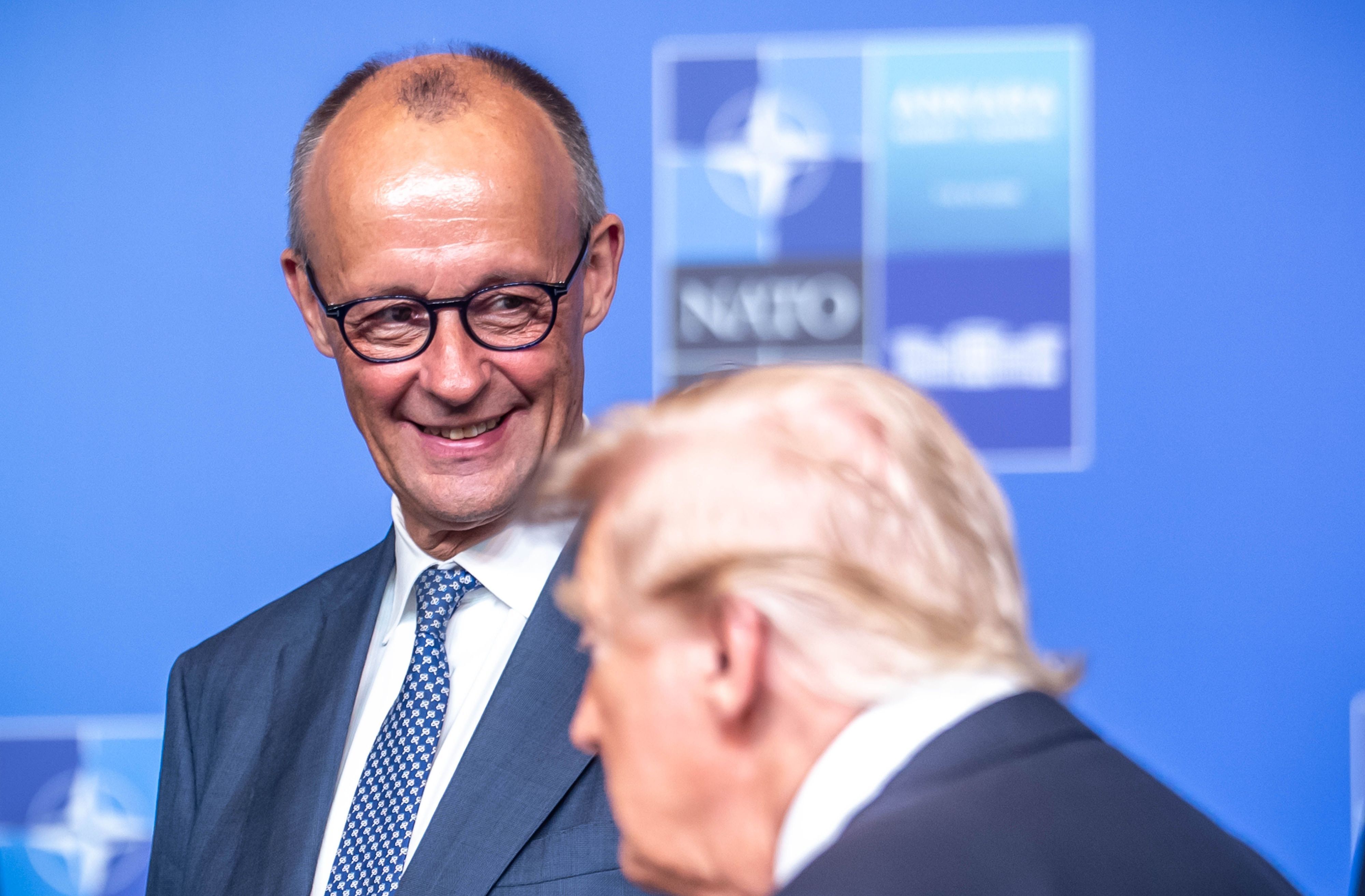 Nato-Gipfel in der Türkei: Bundeskanzler Friedrich Merz (CDU) steht beim Familienfoto hinter US-Präsident Donald Trump. (Archivbild)