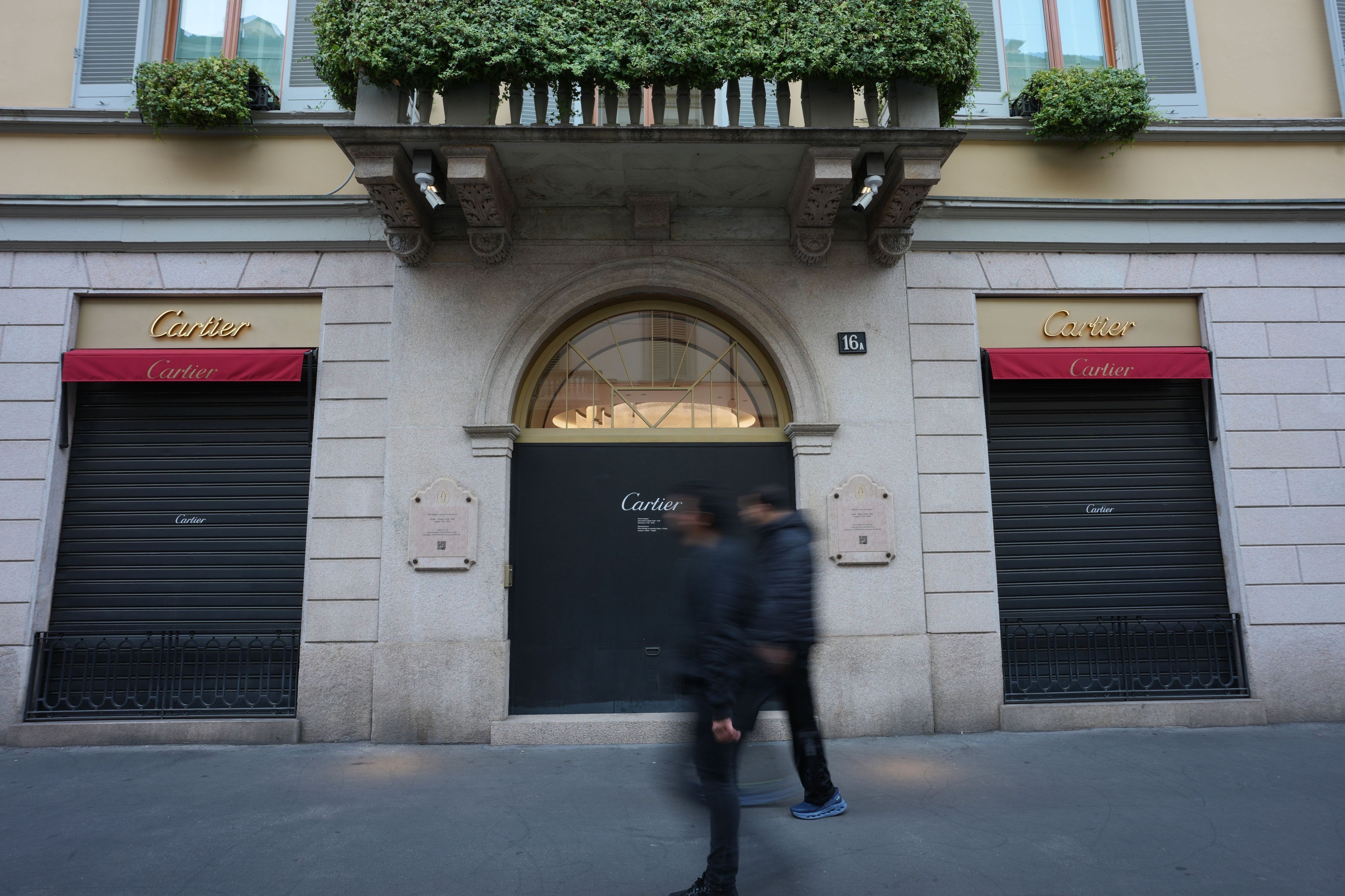 In der Via Monte Napoleone bleiben die Luxusgeschäfte geschlossen, und ihre Schaufenster sind leer – einen Tag, nachdem Randalierer mit der Polizei zusammengestoßen waren, Geschäfte geplündert und Gebäude in Brand gesetzt hatten. (Archivbild)