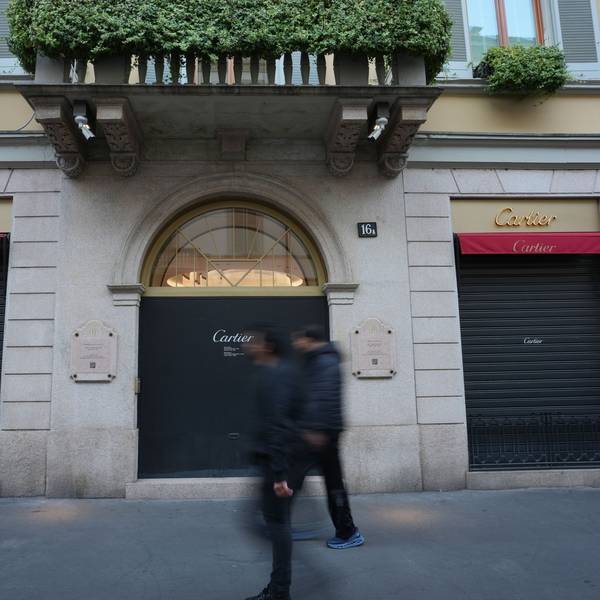 In der Via Monte Napoleone bleiben die Luxusgeschäfte geschlossen, und ihre Schaufenster sind leer – einen Tag, nachdem Randalierer mit der Polizei zusammengestoßen waren, Geschäfte geplündert und Gebäude in Brand gesetzt hatten. (Archivbild)