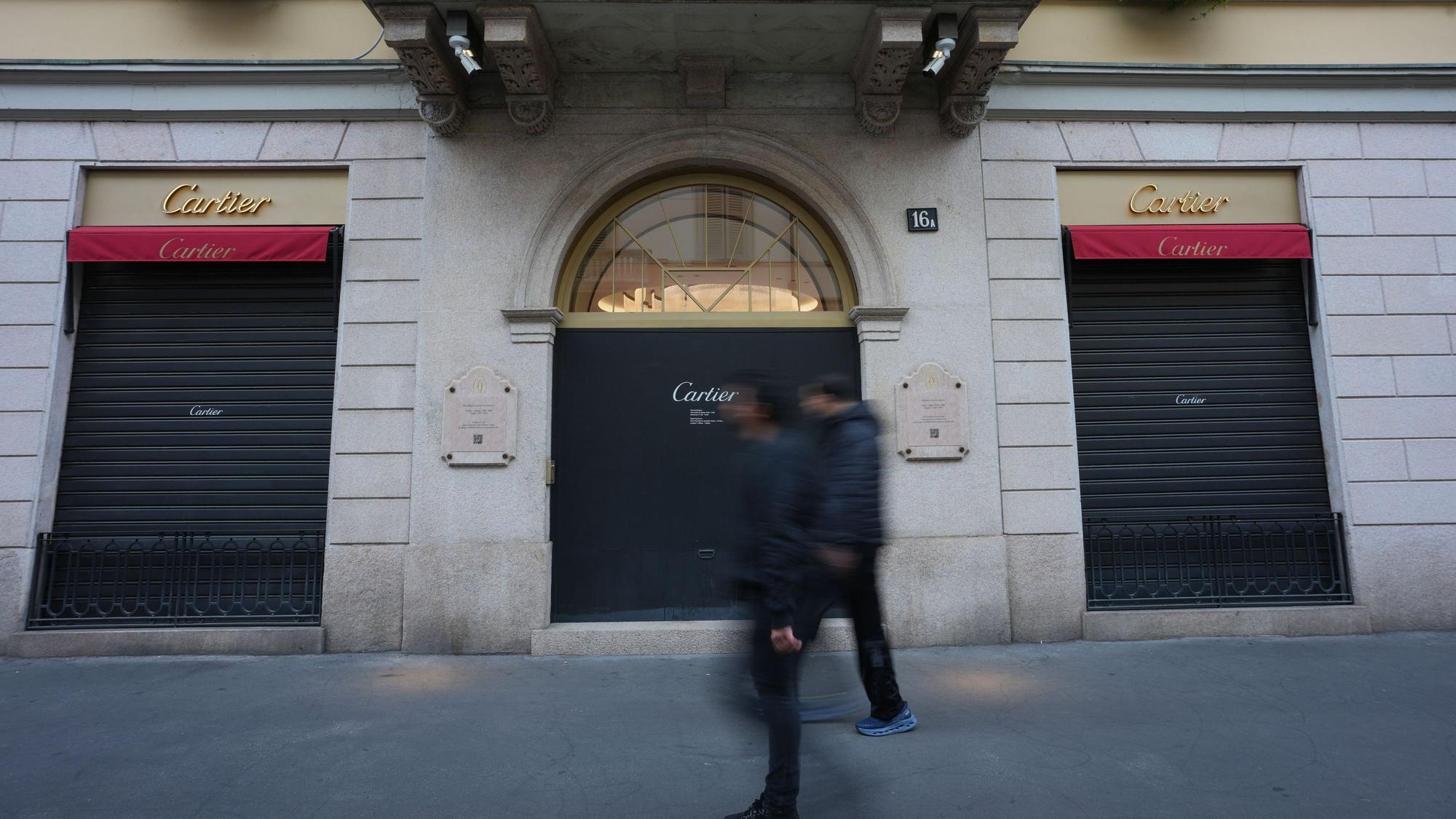 In der Via Monte Napoleone bleiben die Luxusgeschäfte geschlossen, und ihre Schaufenster sind leer – einen Tag, nachdem Randalierer mit der Polizei zusammengestoßen waren, Geschäfte geplündert und Gebäude in Brand gesetzt hatten. (Archivbild)