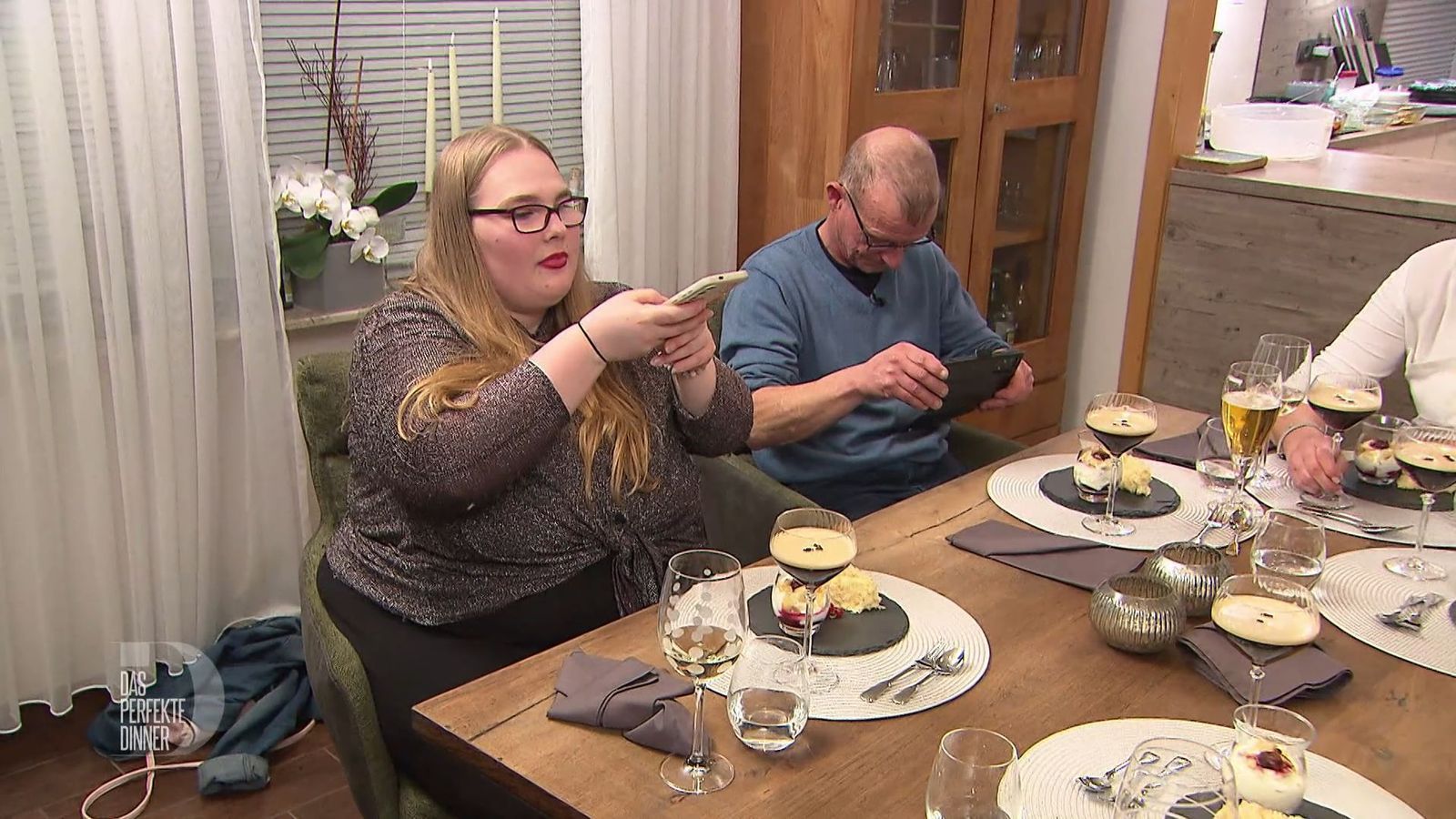 Das ansehnliche Dessert mit Espresso Martini muss als Foto verewigt werden.
 (Bild: RTL)