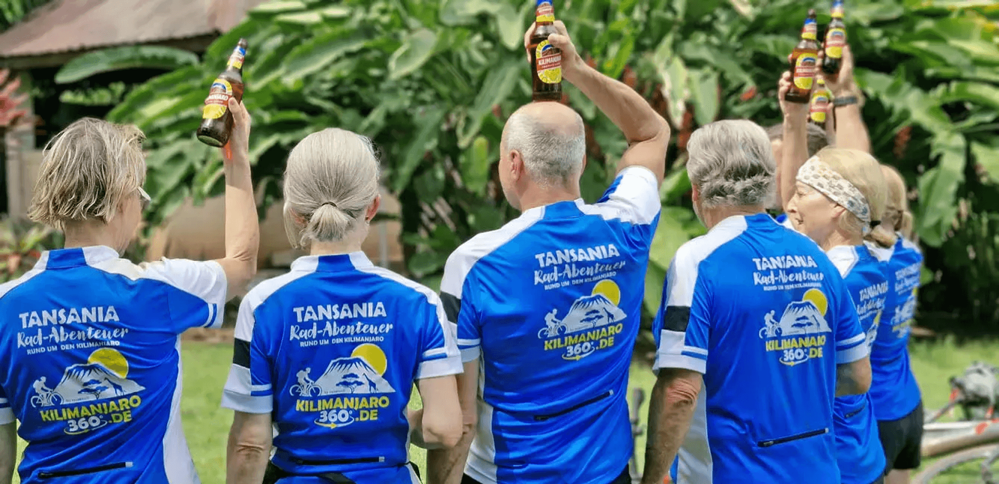 Radreisegruppe stößt mit Kilimanjaro-Bier an.