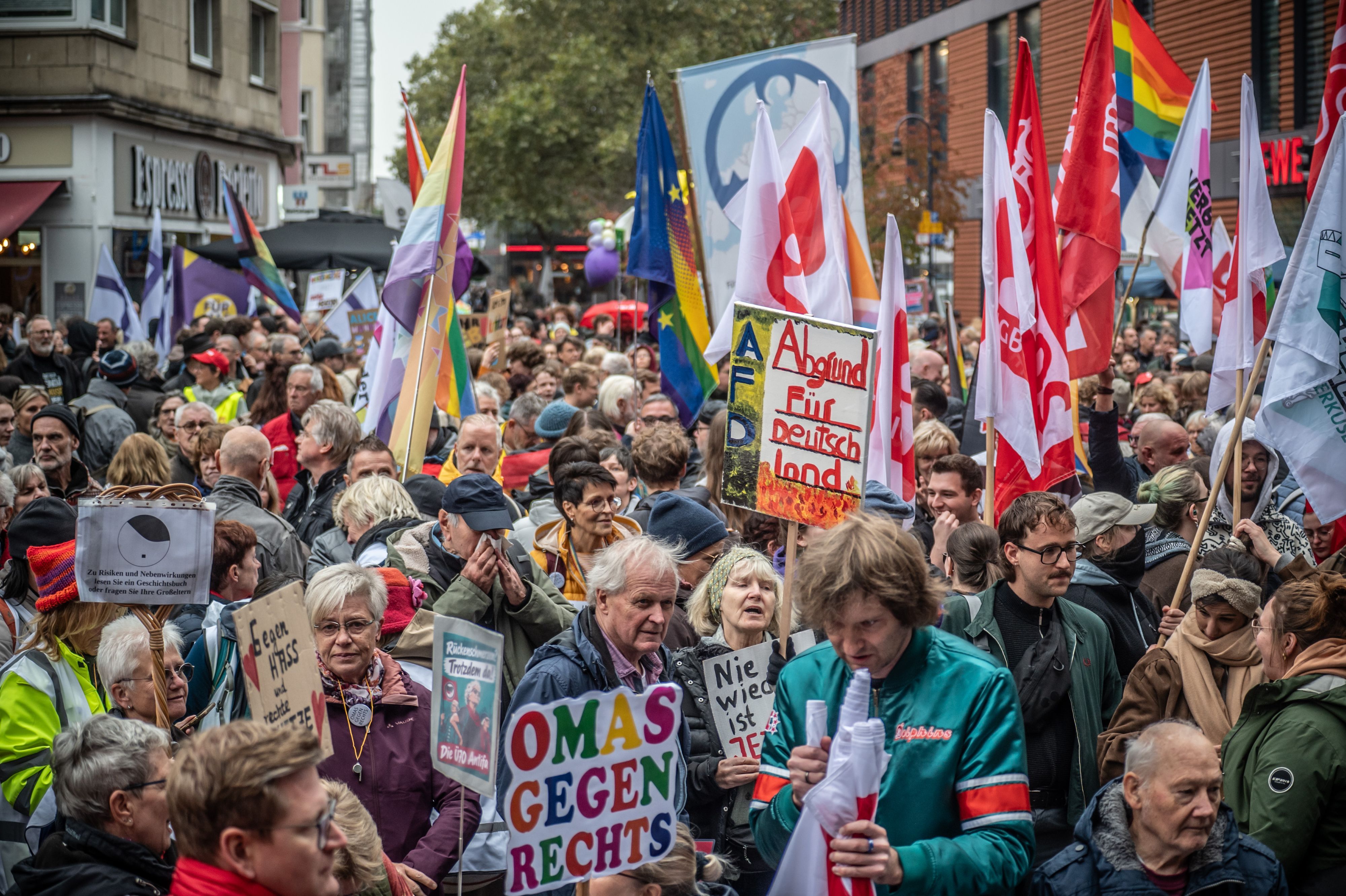 Rund 1500 Menschen gingen laut Polizei am Dienstagabend gegen die AfD auf die Straße.