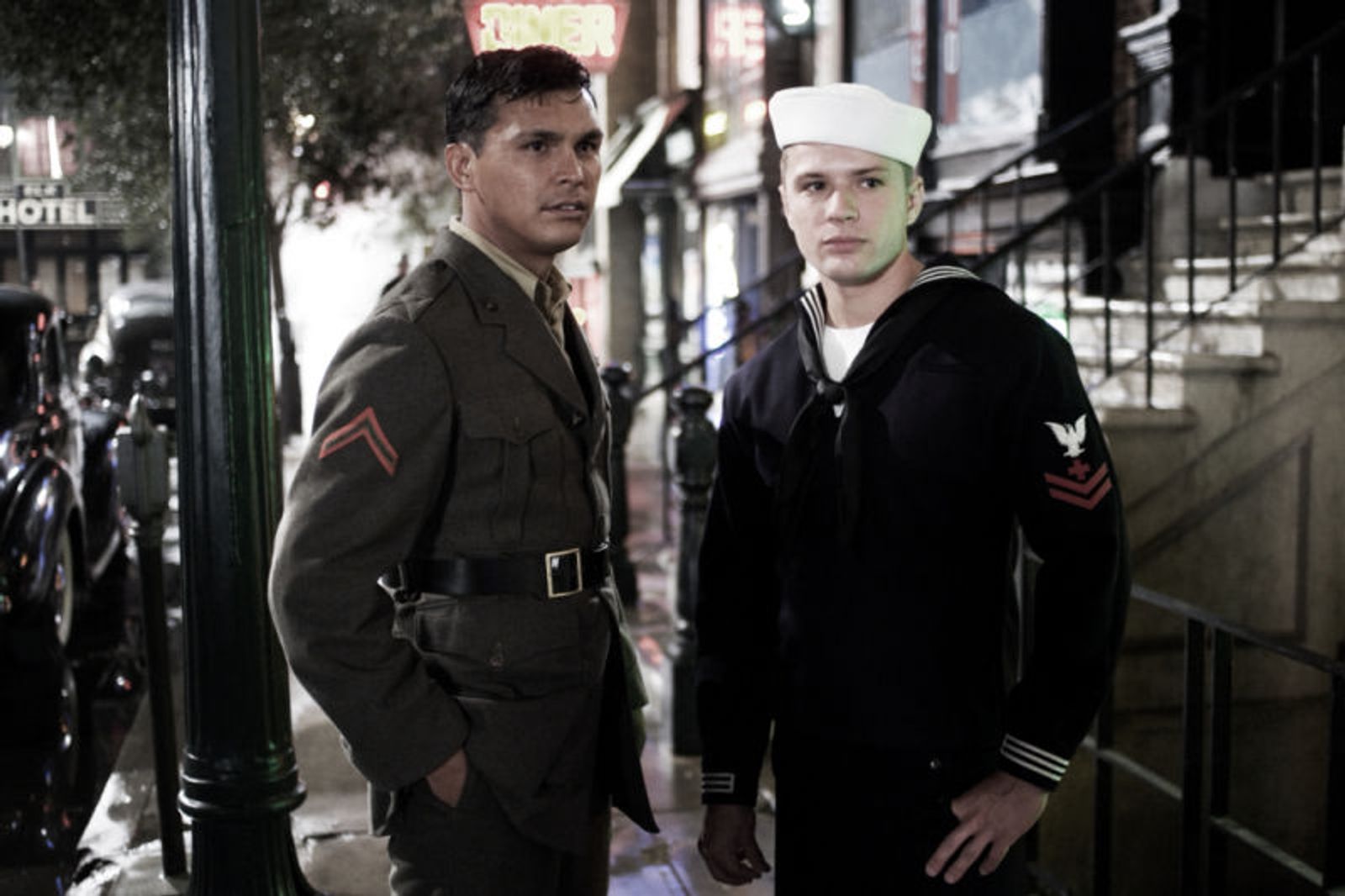 Die Soldaten John 'Doc' Bradley (Ryan Phillippe) und Ira Hayes (Adam Beach) sollen für die US-Medien als Kriegshelden herhalten.  (Bild: Dreamworks)