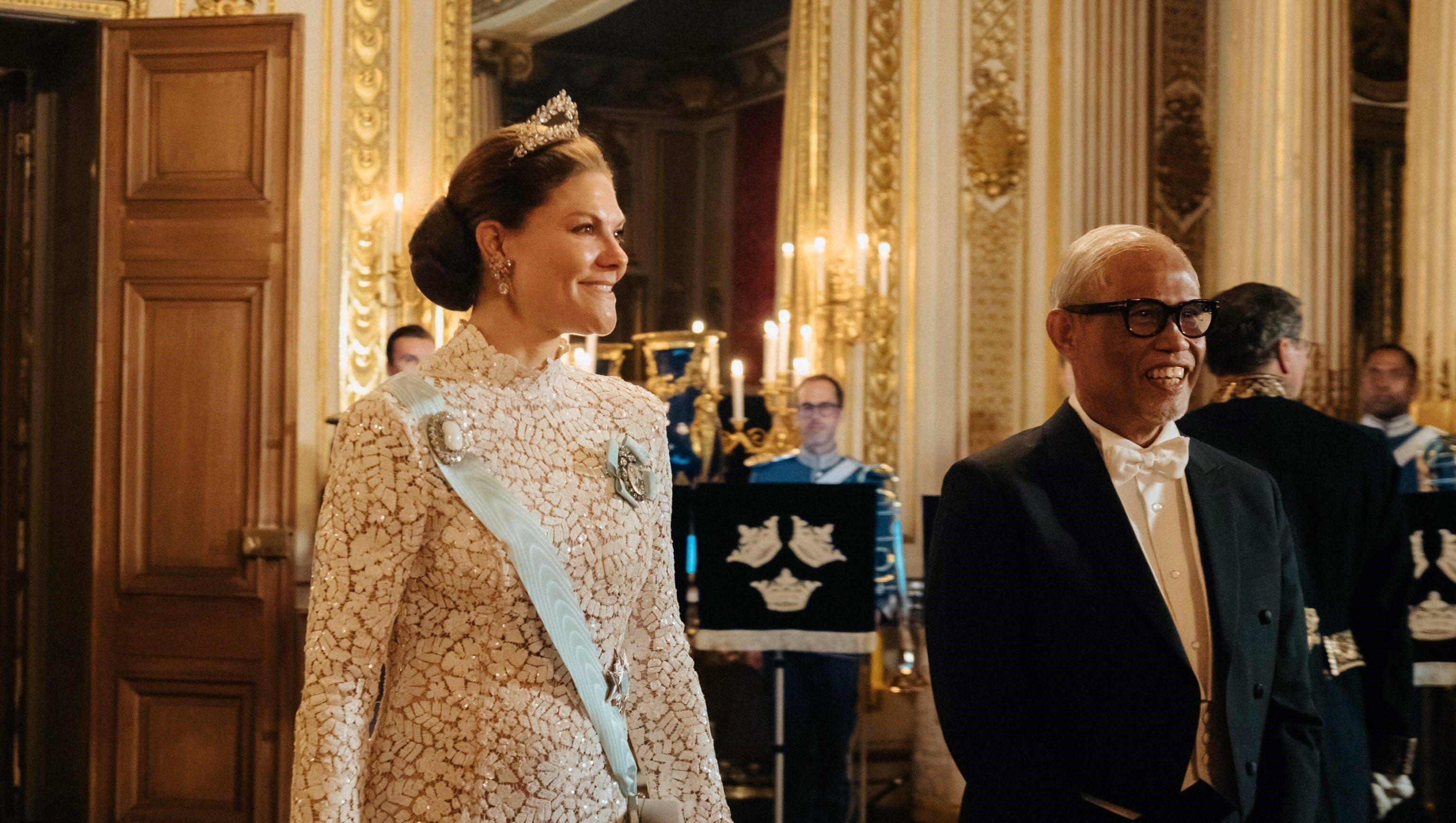 Kronprinzessin Victoria erschien zu dem Empfang in einer weißen, bodenlangen Spitzenrobe mit Stehkragen.