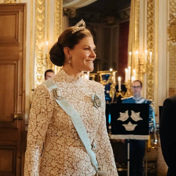 Kronprinzessin Victoria erschien zu dem Empfang in einer weißen, bodenlangen Spitzenrobe mit Stehkragen.