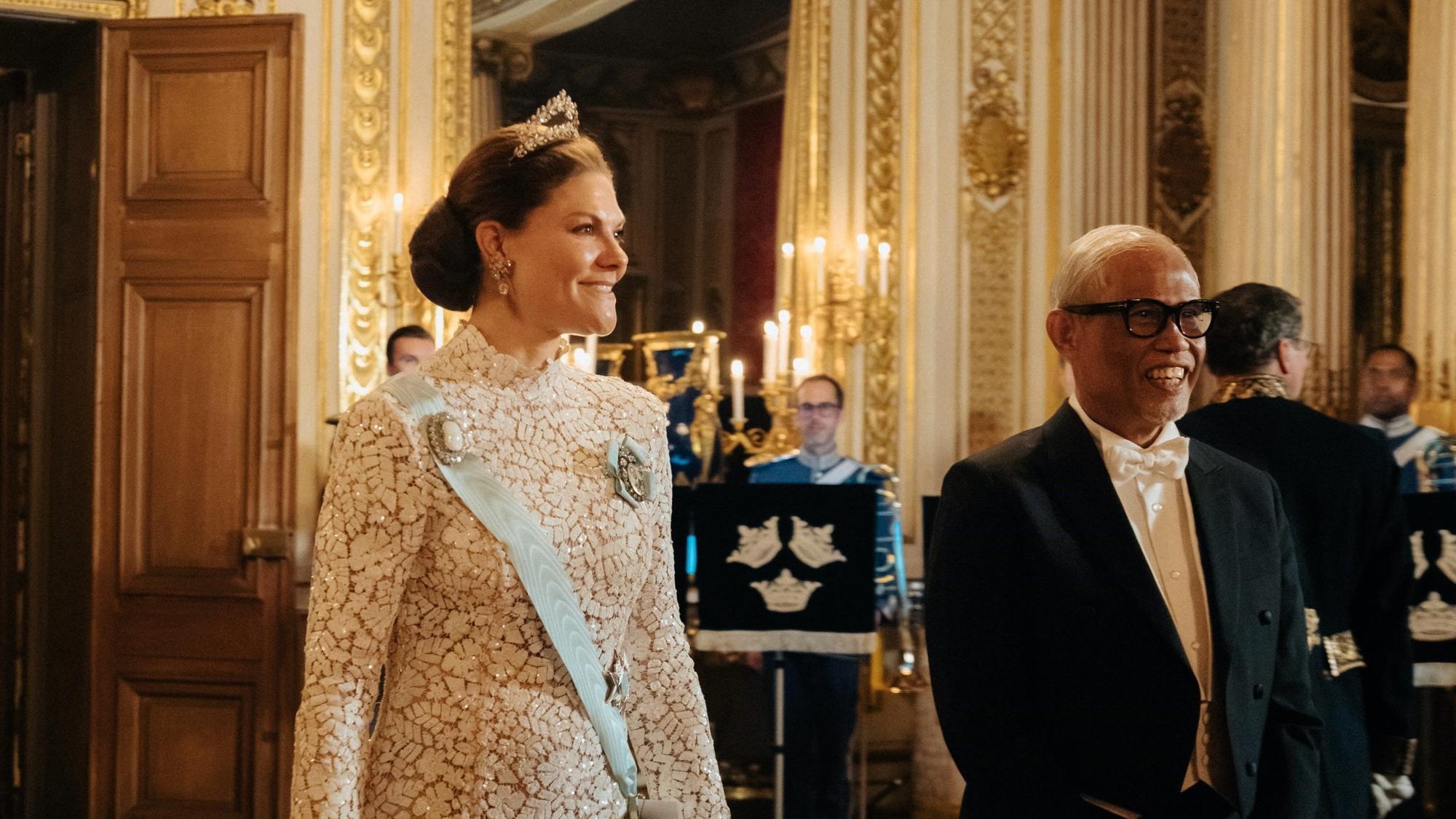 Kronprinzessin Victoria erschien zu dem Empfang in einer weißen, bodenlangen Spitzenrobe mit Stehkragen.