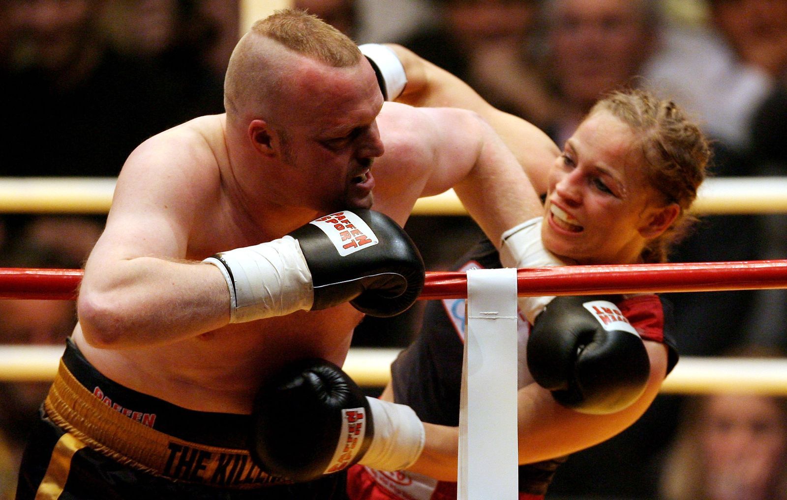 Im September 2024 kehrte Raab wieder vor die Kamera zurück - diesmal bei RTL. Fast ein Jahrzehnt nach seinem letzten TV-Auftritt stieg er erneut gegen Regina Halmich in den Boxring - und verlor wieder. (Bild: Lars Baron/Getty Images)