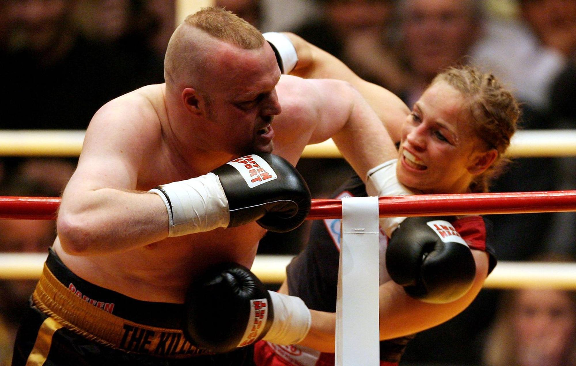 Im September 2024 kehrte Raab wieder vor die Kamera zurück - diesmal bei RTL. Fast ein Jahrzehnt nach seinem letzten TV-Auftritt stieg er erneut gegen Regina Halmich in den Boxring - und verlor wieder. (Bild: Lars Baron/Getty Images)
