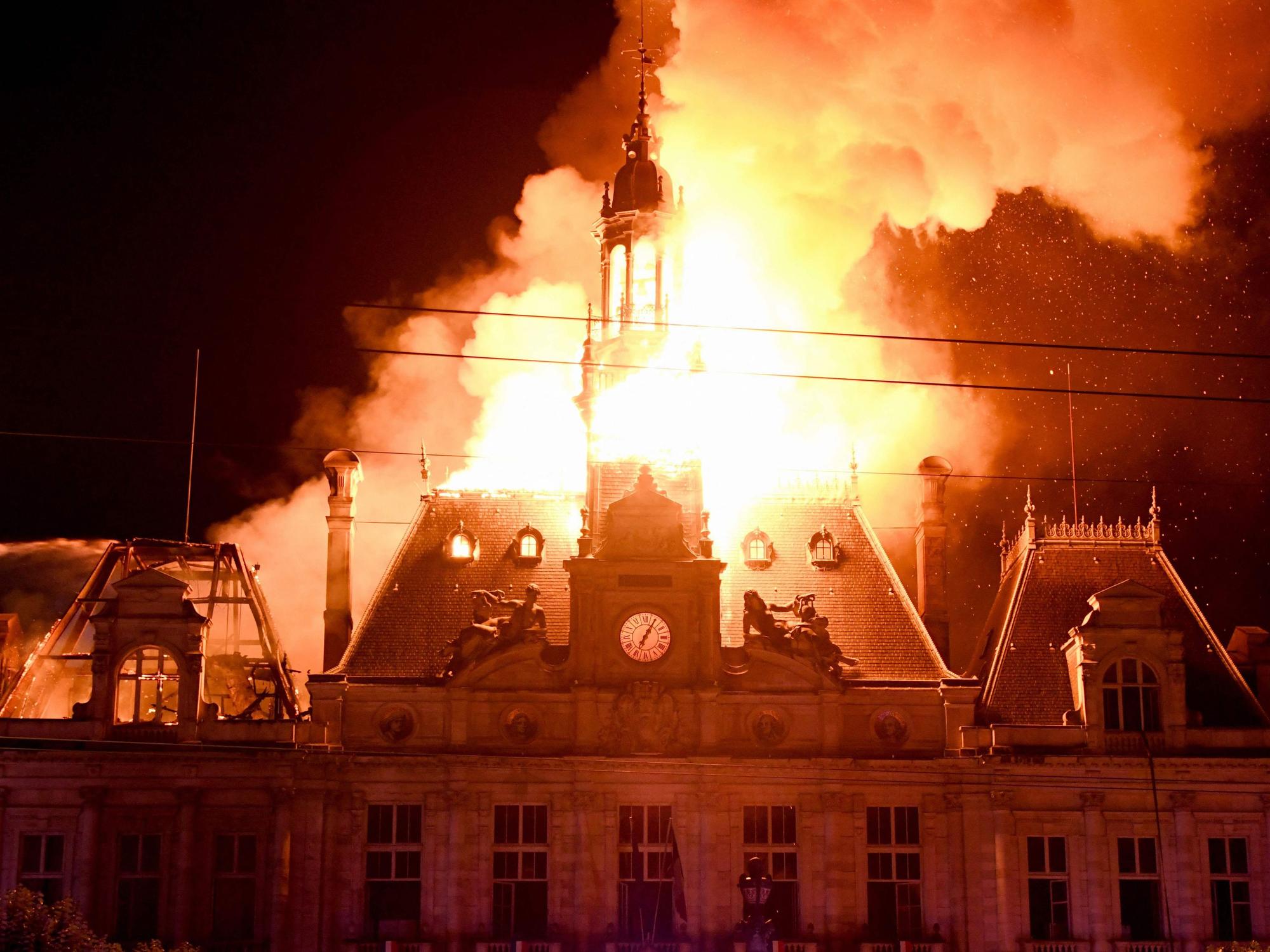 Hohe Flammen schlagen aus dem Rathaus.