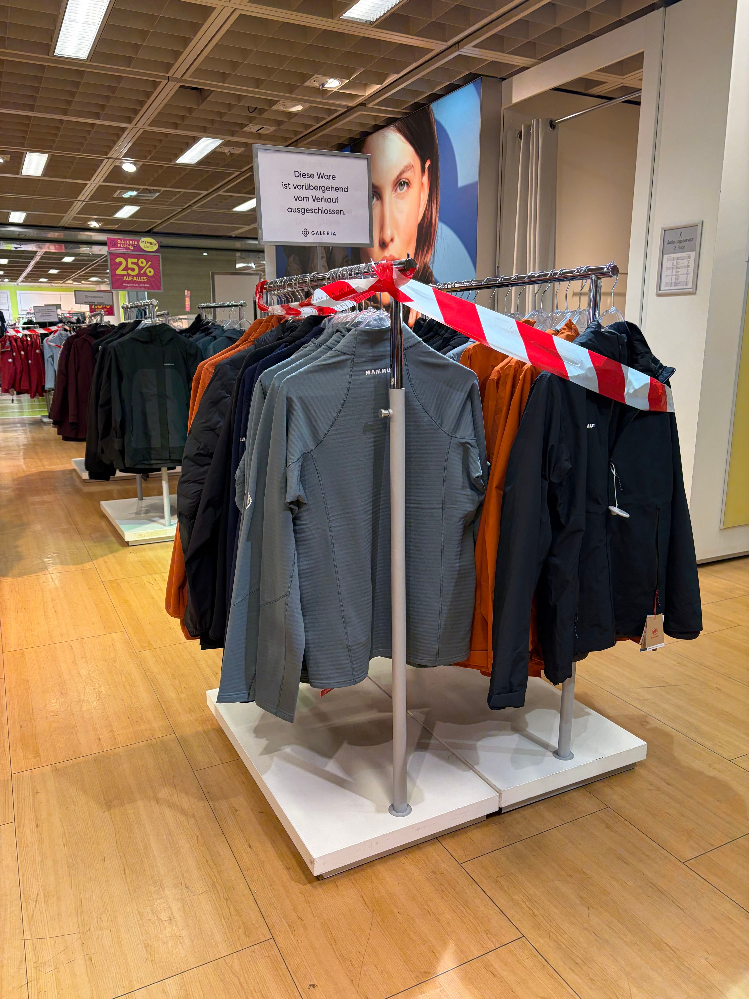 Ware im Galeria-Kaufhaus an der Hohe Straße in Köln ist mit rot-weißem Flatterband abgesperrt. Ein Schild weist darauf hin, dass die Kleidung vorübergehend vom Verkauf ausgeschlossen ist.