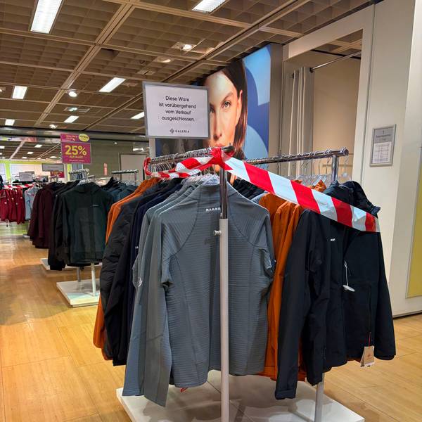 Ware im Galeria-Kaufhaus an der Hohe Straße in Köln ist mit rot-weißem Flatterband abgesperrt. Ein Schild weist darauf hin, dass die Kleidung vorübergehend vom Verkauf ausgeschlossen ist.