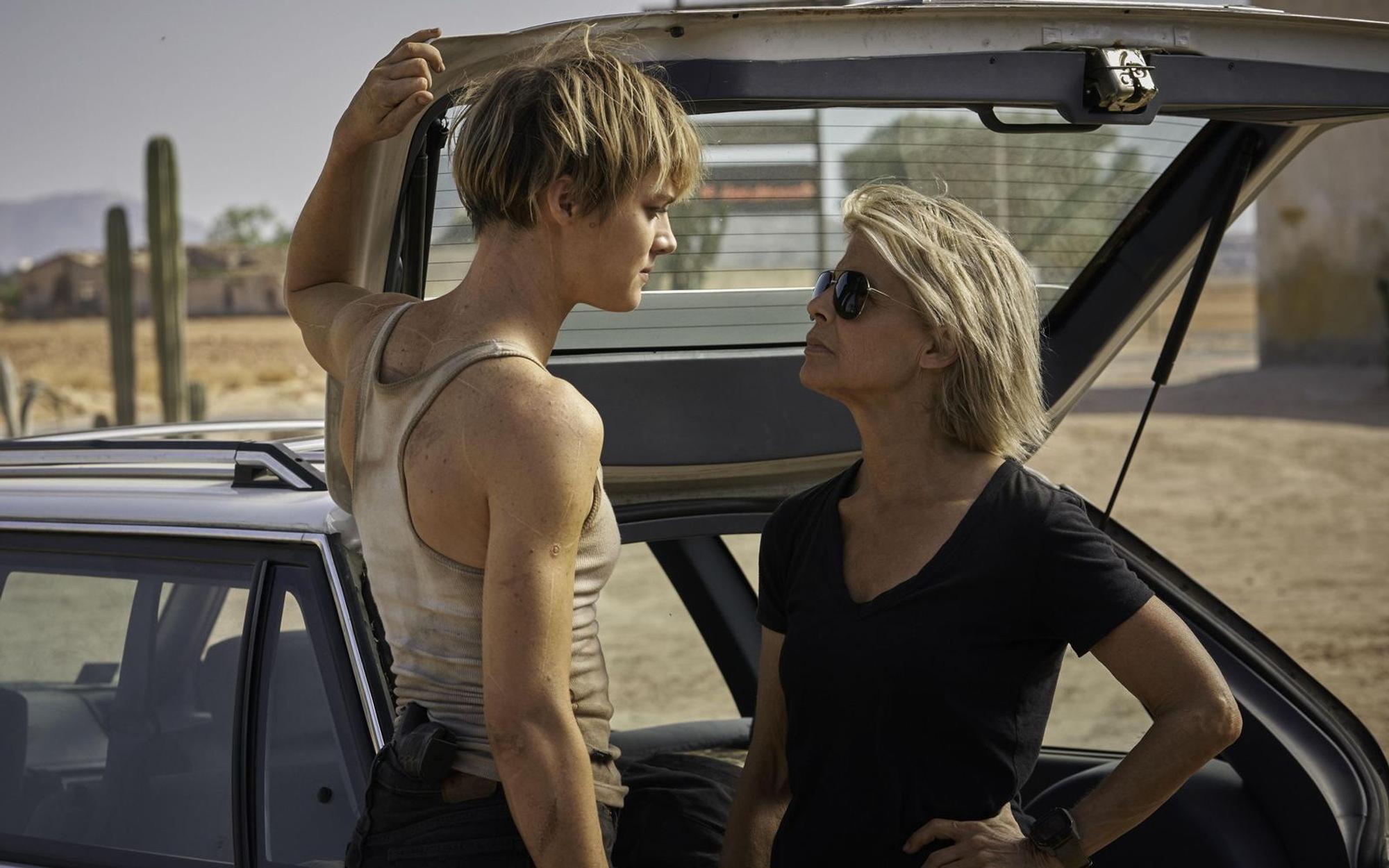 Diese Frauen wissen, sich zu wehren: Grace (Mackenzie Davis, links) und Sarah Connor (Linda Hamilton). (Bild: 2019 Skydance Productions, LLC, Paramount Pictures Corporation and Twentieth Century Fox Film Corporation. All rights reserved. / Kerry Brown)