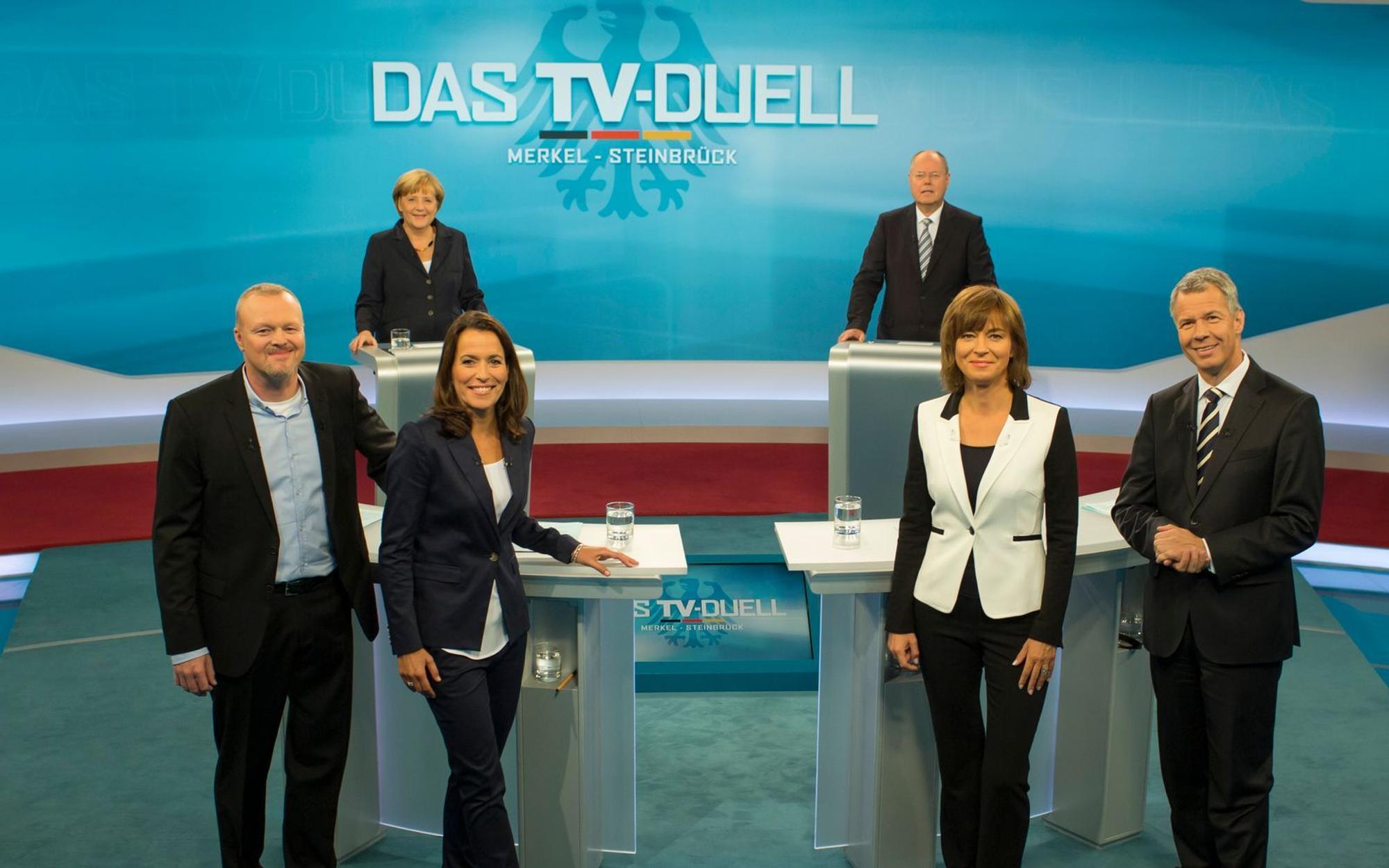 Drei seriöse Polit-Journalisten und ein TV-Entertainer versammelten sich 2013 zum TV-Duell der Kanzlerkandidaten Angela Merkel und Peer Steinbrück: Anne Will (vorne, zweite von links), Maybrit Illner (vorne, zweite von rechts) und Peter Kloeppel (vorne rechts) und Stefan Raab (links)! (Bild: Thomas Imo/Photothek via Getty Images)