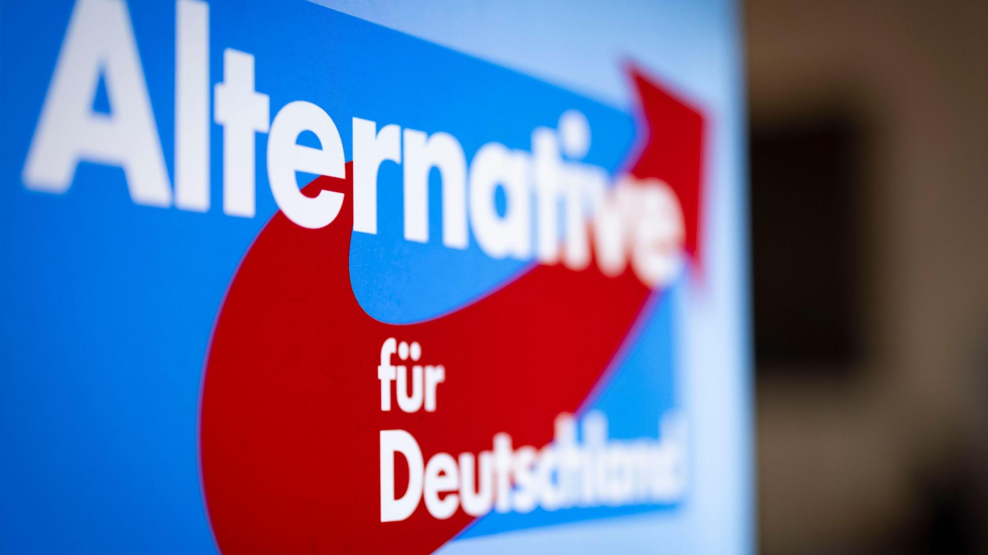 Das Bild zeigt einen Aufsteller mit dem Schriftzug „Alternative für Deutschland“ und dem Logo der AfD. (Archivbild)