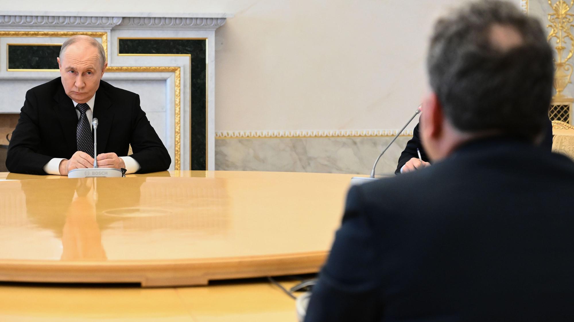 Kremlchef Wladimir Putin im Gespräch mit Steve Witkoff.