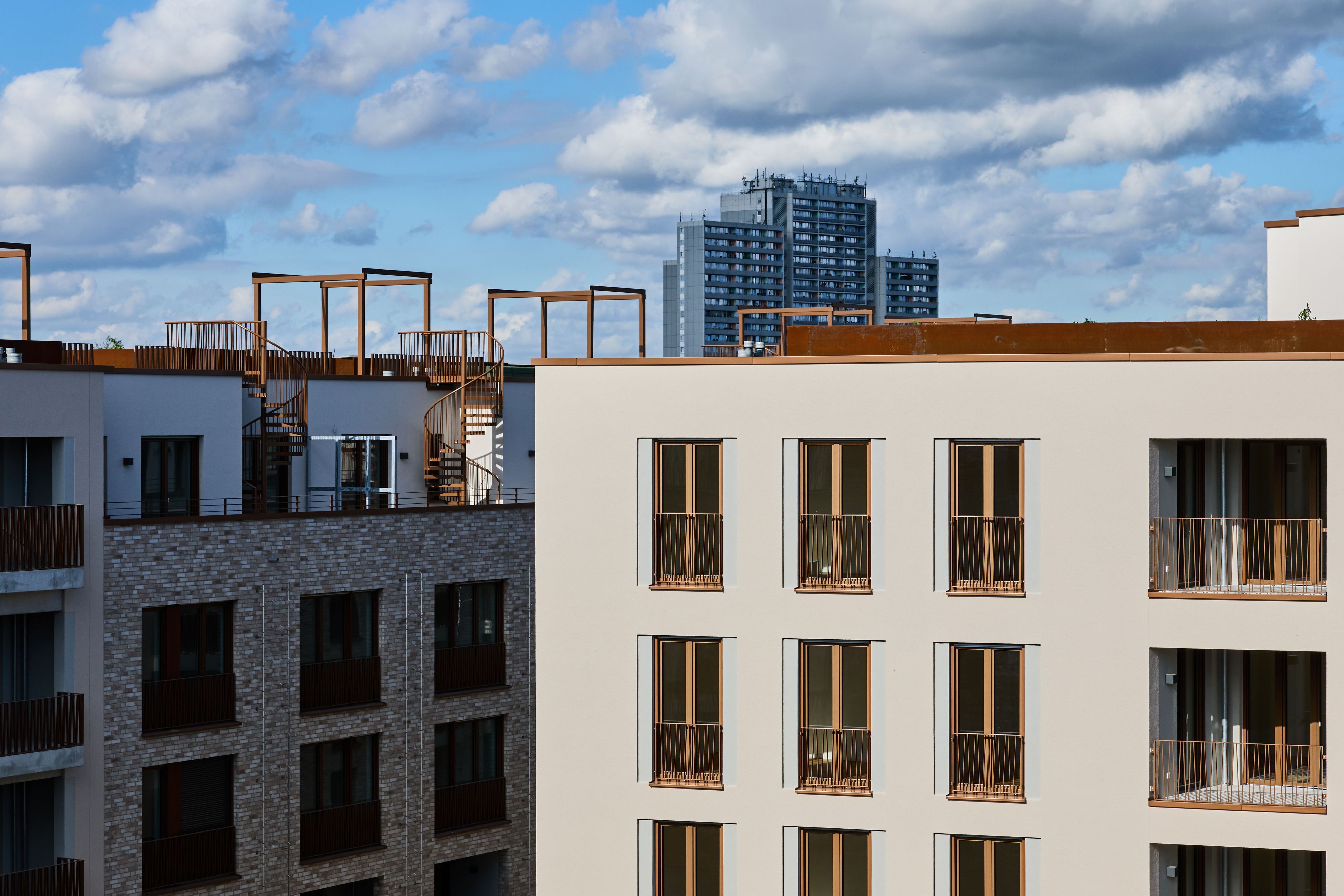 ARCHIV - 12.10.2026, Nordrhein-Westfalen, Köln: Neubauwohnungen im Baustandard KfW 40 mit in Teilen privaten Dachterrassen stehen im Stadtteil Ehrenfeld kurz vor der Übergabe an ihre Eigentümer. (zu dpa: «Baugenehmigungen steigen - Bundesbaugesellschaft vor Start») Foto: Rolf Vennenbernd/dpa +++ dpa-Bildfunk +++