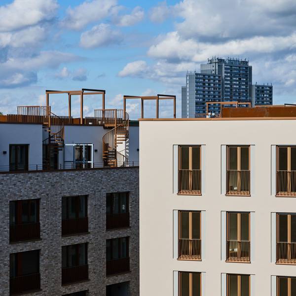ARCHIV - 12.10.2026, Nordrhein-Westfalen, Köln: Neubauwohnungen im Baustandard KfW 40 mit in Teilen privaten Dachterrassen stehen im Stadtteil Ehrenfeld kurz vor der Übergabe an ihre Eigentümer. (zu dpa: «Baugenehmigungen steigen - Bundesbaugesellschaft vor Start») Foto: Rolf Vennenbernd/dpa +++ dpa-Bildfunk +++