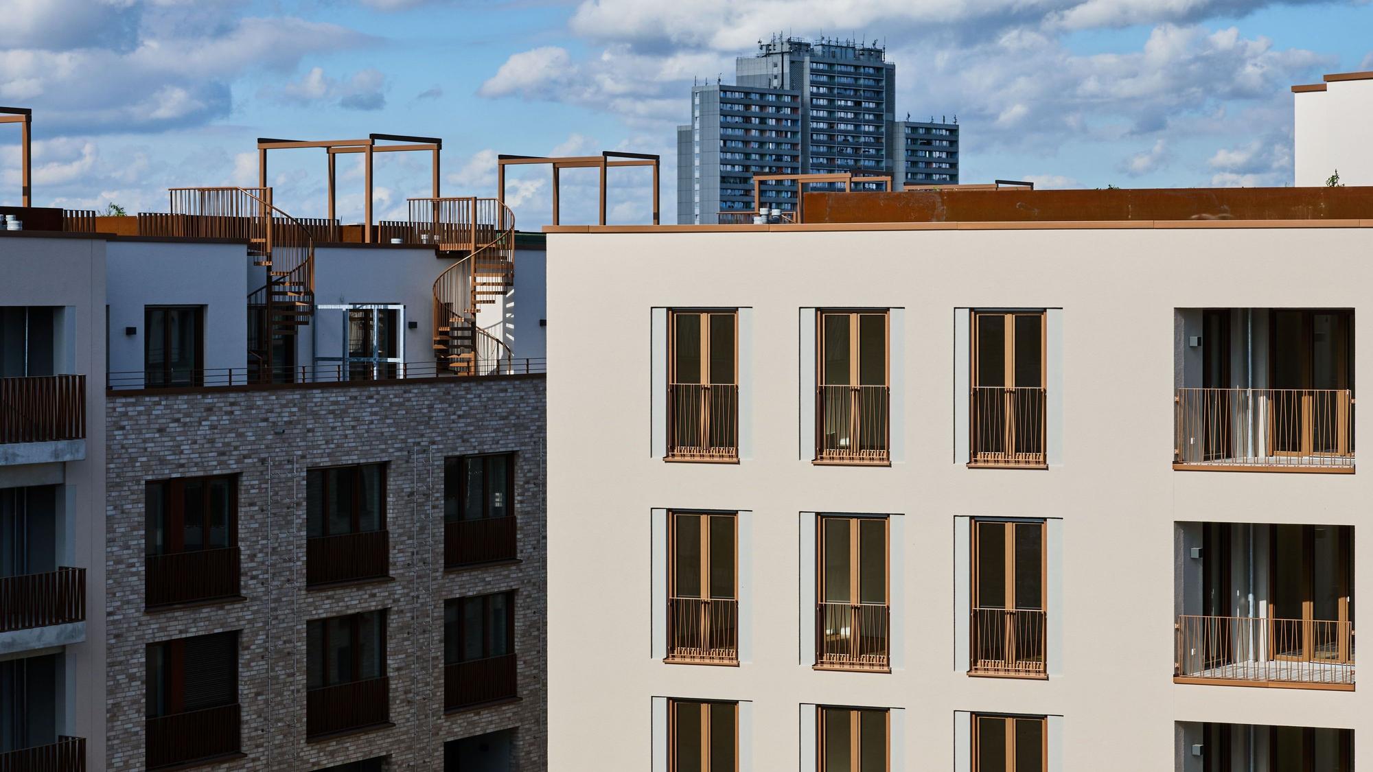 ARCHIV - 12.10.2026, Nordrhein-Westfalen, Köln: Neubauwohnungen im Baustandard KfW 40 mit in Teilen privaten Dachterrassen stehen im Stadtteil Ehrenfeld kurz vor der Übergabe an ihre Eigentümer. (zu dpa: «Baugenehmigungen steigen - Bundesbaugesellschaft vor Start») Foto: Rolf Vennenbernd/dpa +++ dpa-Bildfunk +++