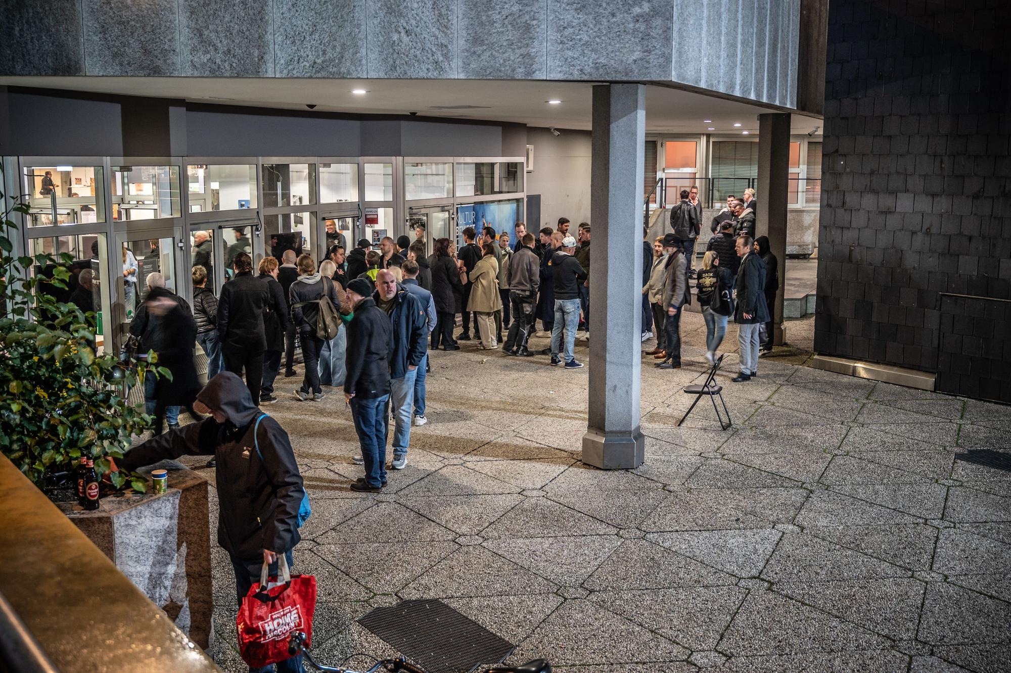 Wegen Überfüllung geschlossen: Die AfD schreibt, dass 1400 Personen ins Forum gekommen seien. Der große Saal hat eine Kapazität von 967 Personen.