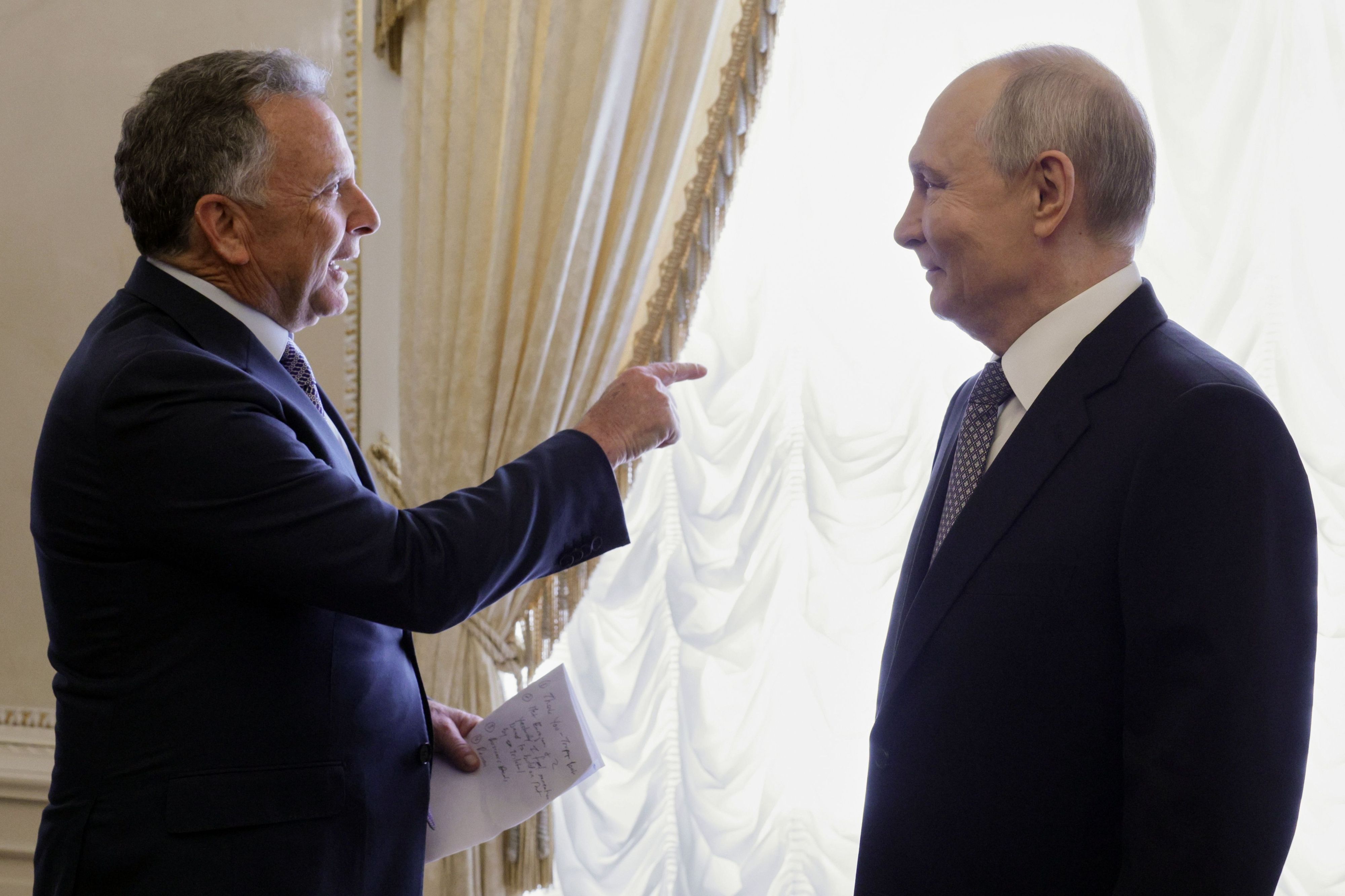 Der Sondergesandte von US-Präsident Donald Trump, Steve Witkoff, unterhält sich im Konstantin-Palast in St. Petersburg mit Kremlchef Wladimir Putin.