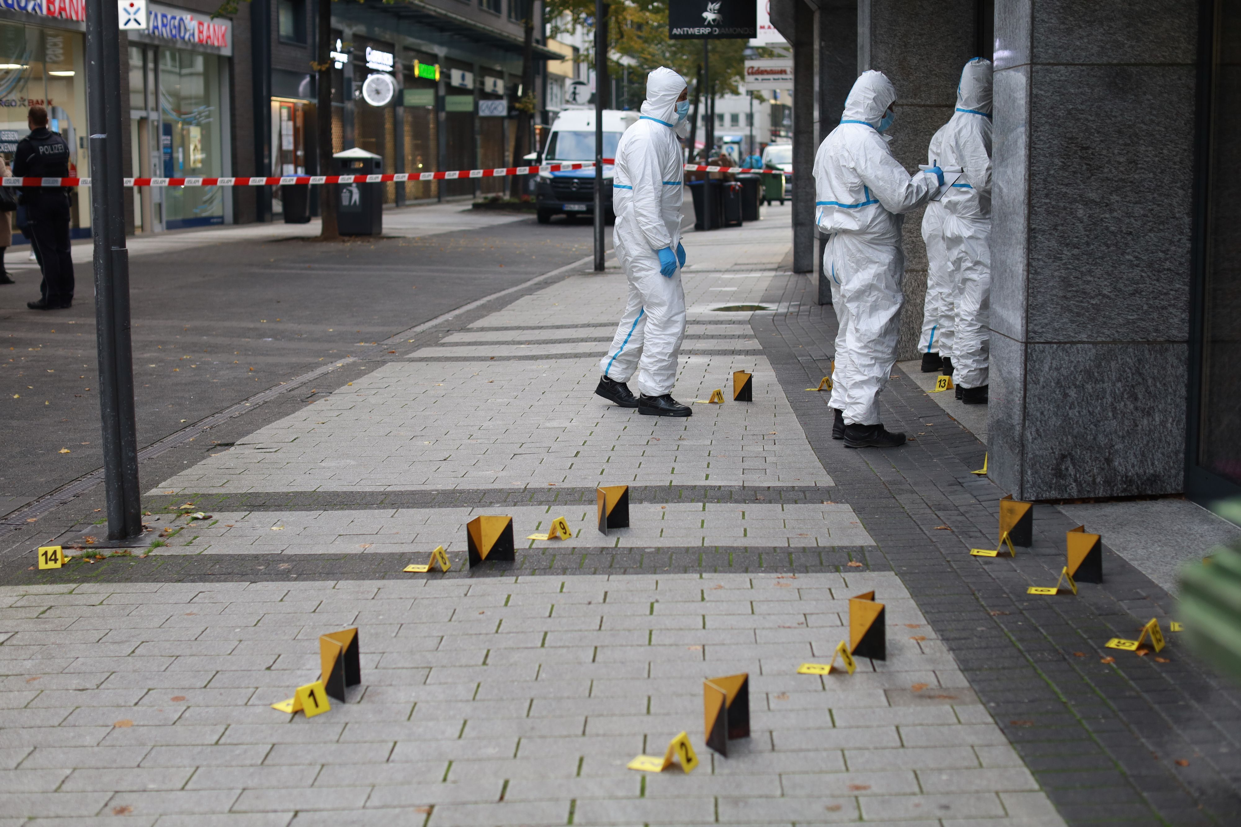 21.10.2026, Köln: In Köln sind erneut Schüsse gefallen. In der Breite Straße in der Kölner Innenstadt wurden am Mittwochmorgen (21. Oktober) gegen 3.52 Uhr mehrere Schüsse auf ein Fachgeschäft für hochwertige Uhren abgegeben. Die Polizei ermittelt. Foto: Arton Krasniqi