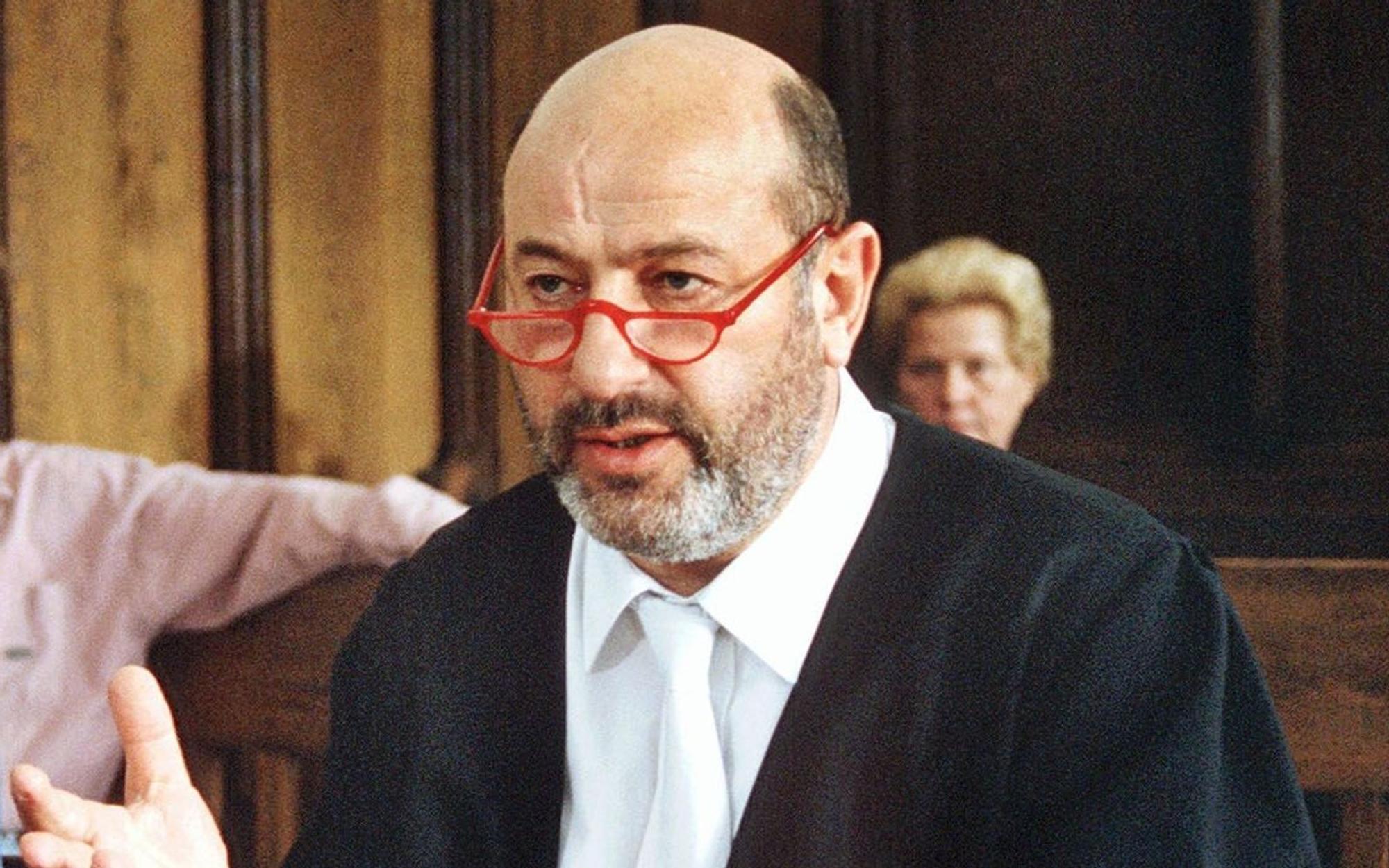 Man wird sich noch lange an ihn erinnern: Manfred Krug als Berliner Kleine-Leute-Anwalt in Jurek Beckers Erfolgsserie „Liebling Kreuzberg“. (Bild: NDR / SFB)