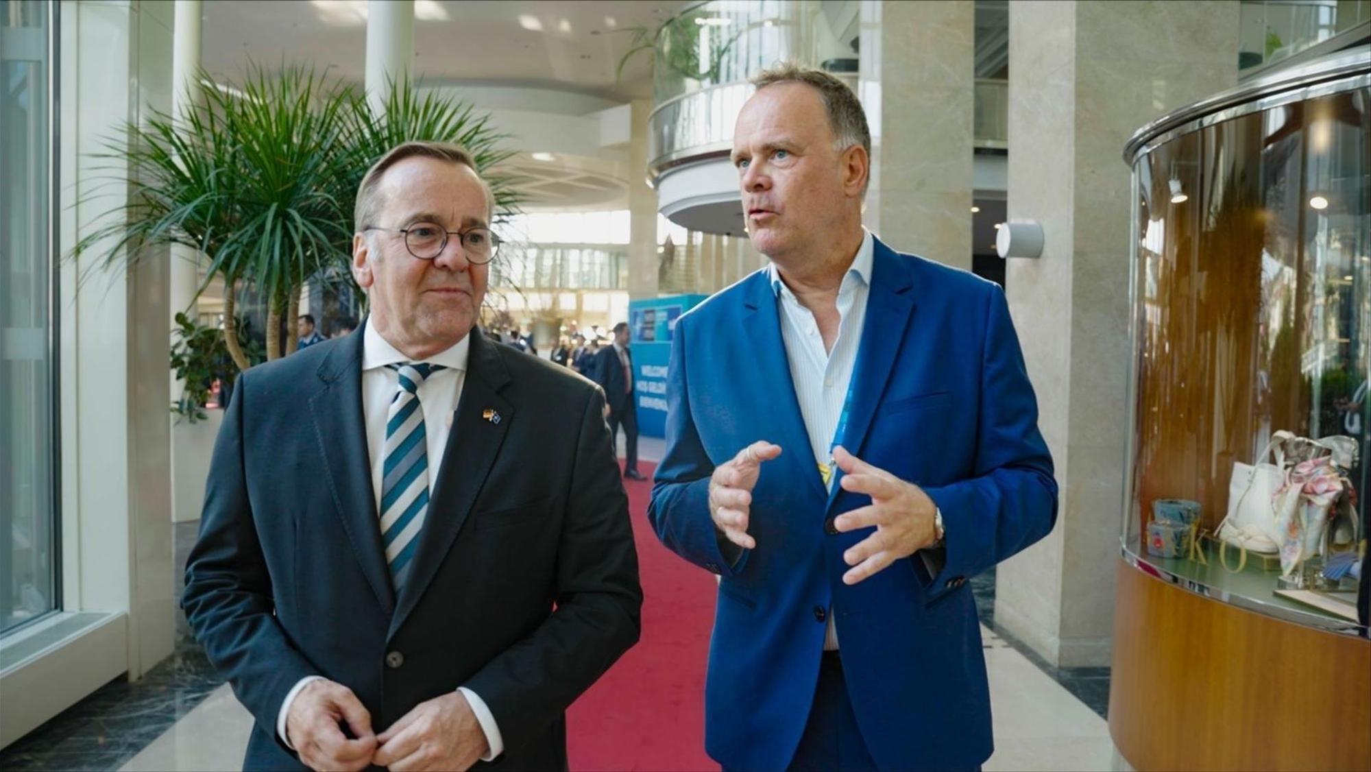 Christian Sievers (rechts) traf Bundesverteidigungsminister Boris Pistorius unter anderem beim Nato-Gipfel in Ankara. (Bild: ZDF / Jonny Müller-Goldenstedt)