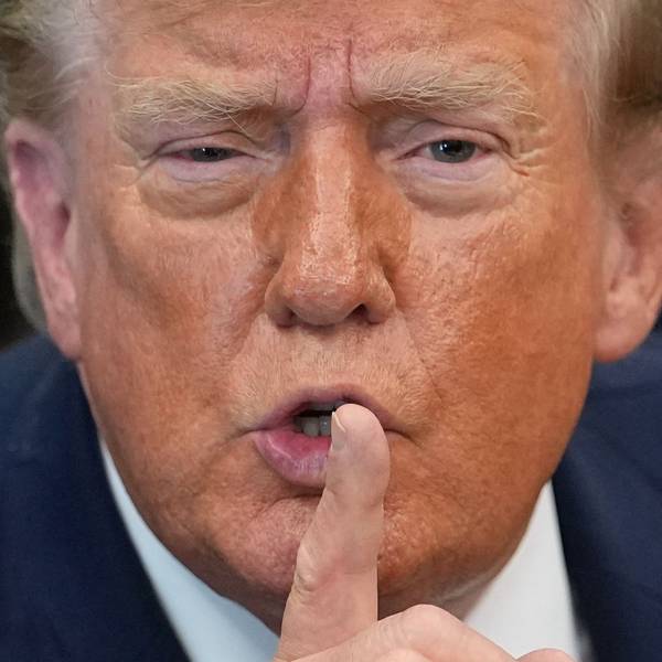 US-Präsident Donald Trump spricht am Dienstag (20. Oktober) im Oval Office des Weißen Hauses mit Reportern.