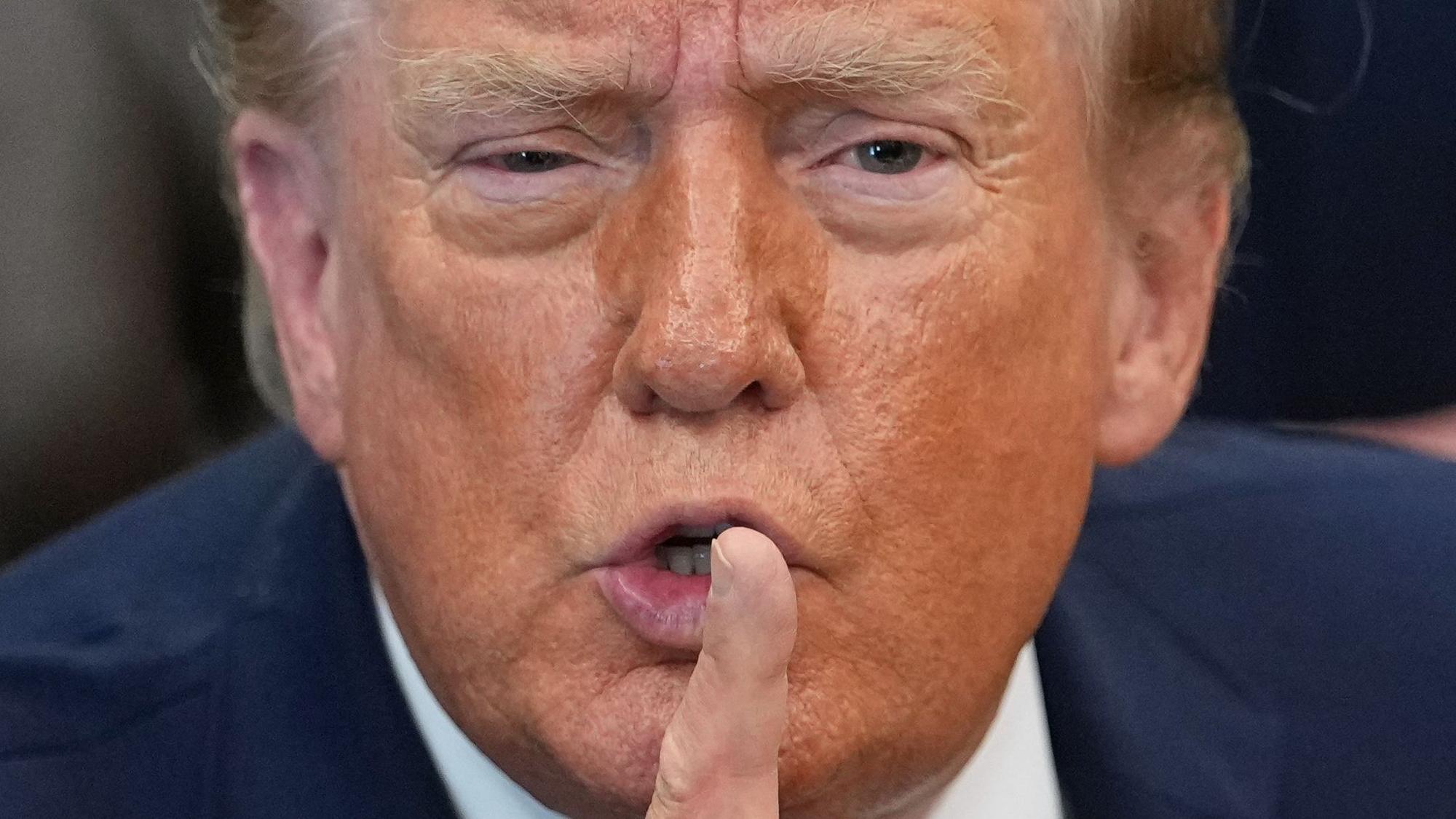 US-Präsident Donald Trump spricht am Dienstag (20. Oktober) im Oval Office des Weißen Hauses mit Reportern.