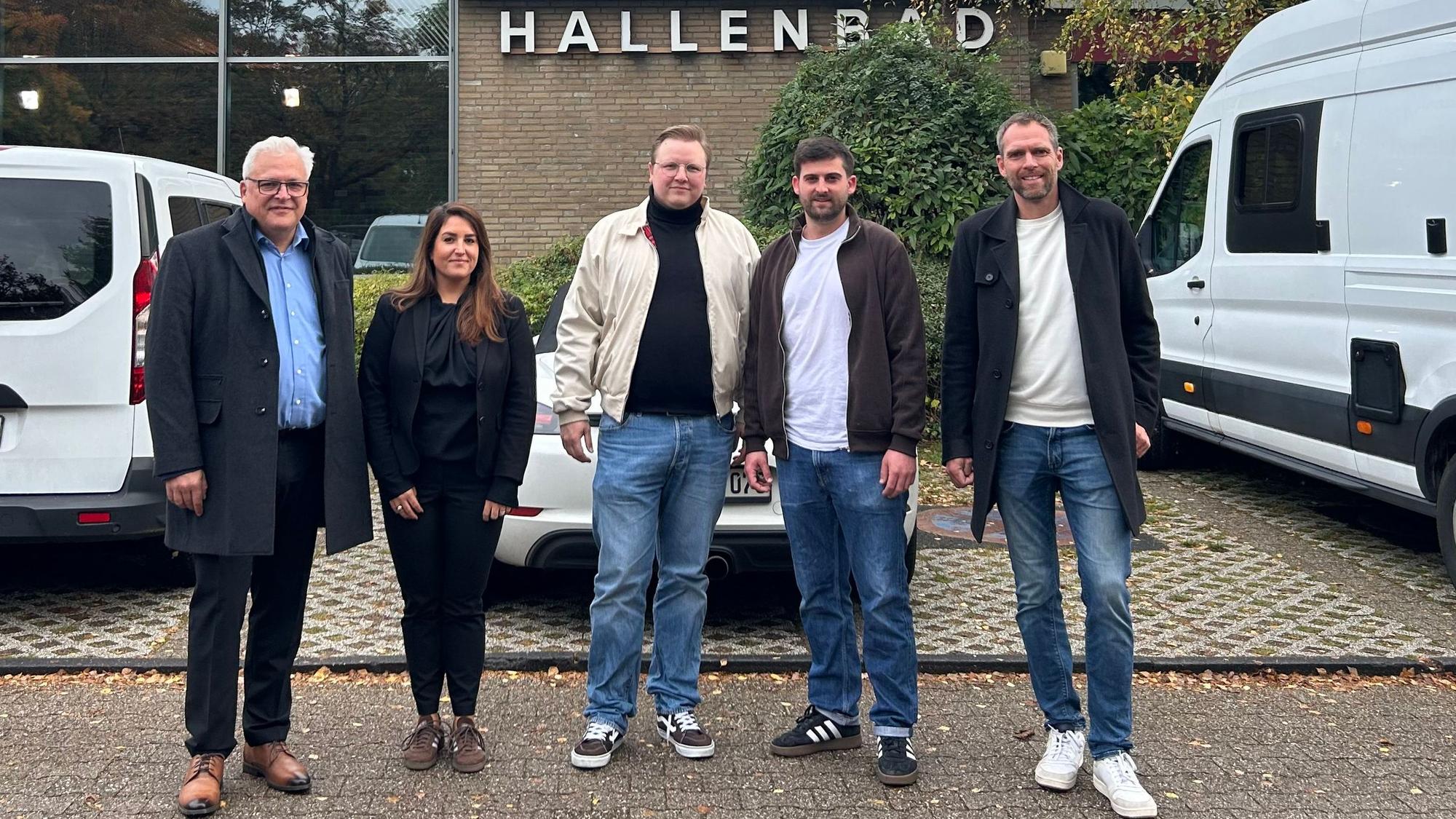 Vor dem Hallenbad in Bergisch-Neukirchen stehen die Initiatoren und Unterstützer.