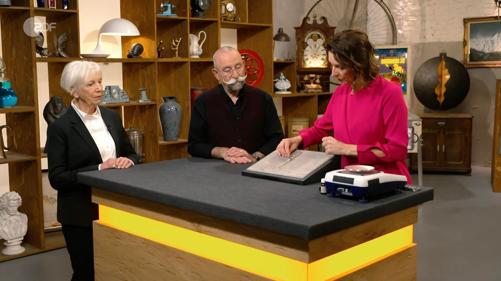 Ulrike wollte im Auftrag einer Freundin ein edles Armband mit einem blauen Stein verkaufen. (Bild: ZDF)