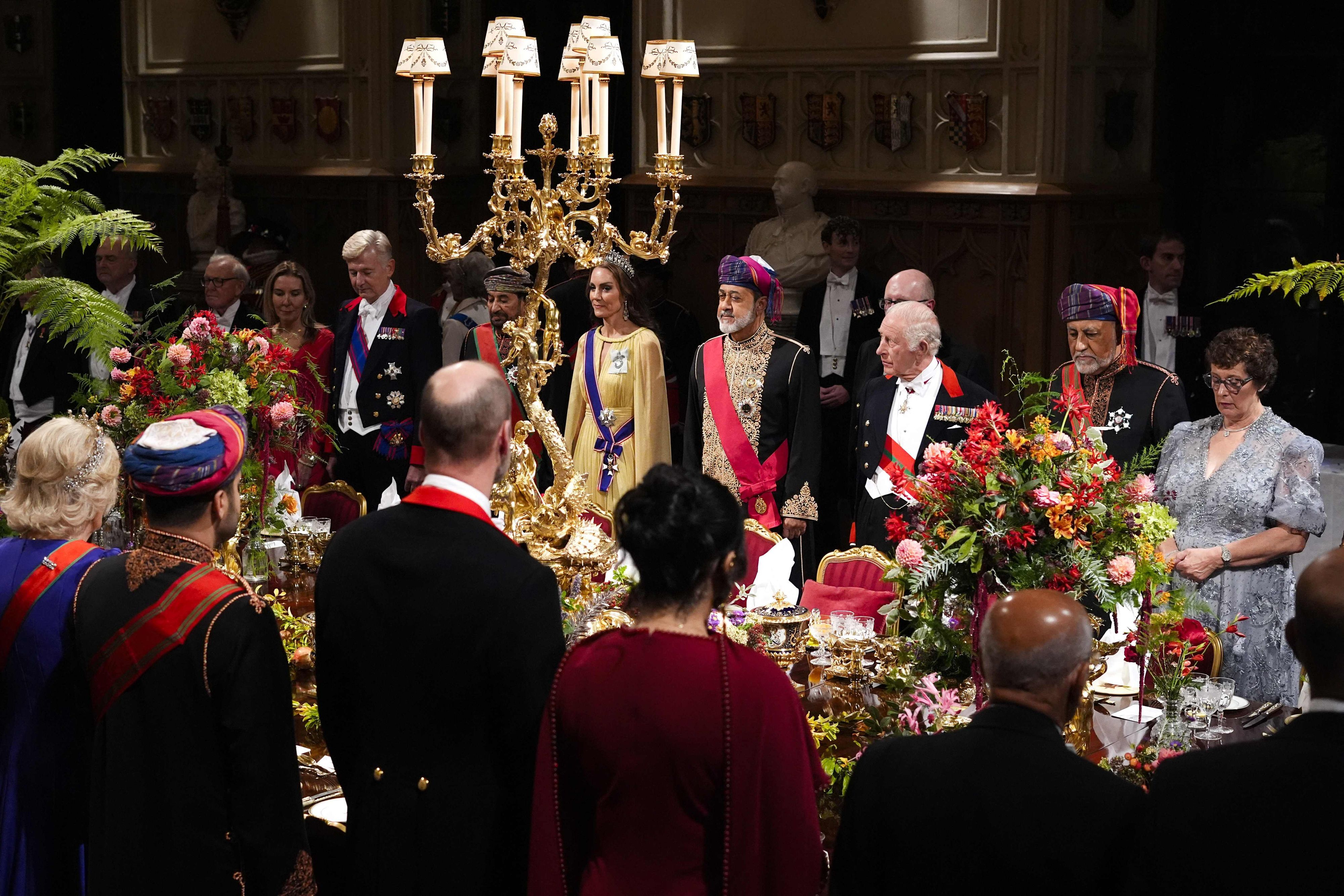 Sultan Haitham bin Tarik steht beim Staatsbankett auf Schloss Windsor neben König Charles III. und Prinzessin Kate.