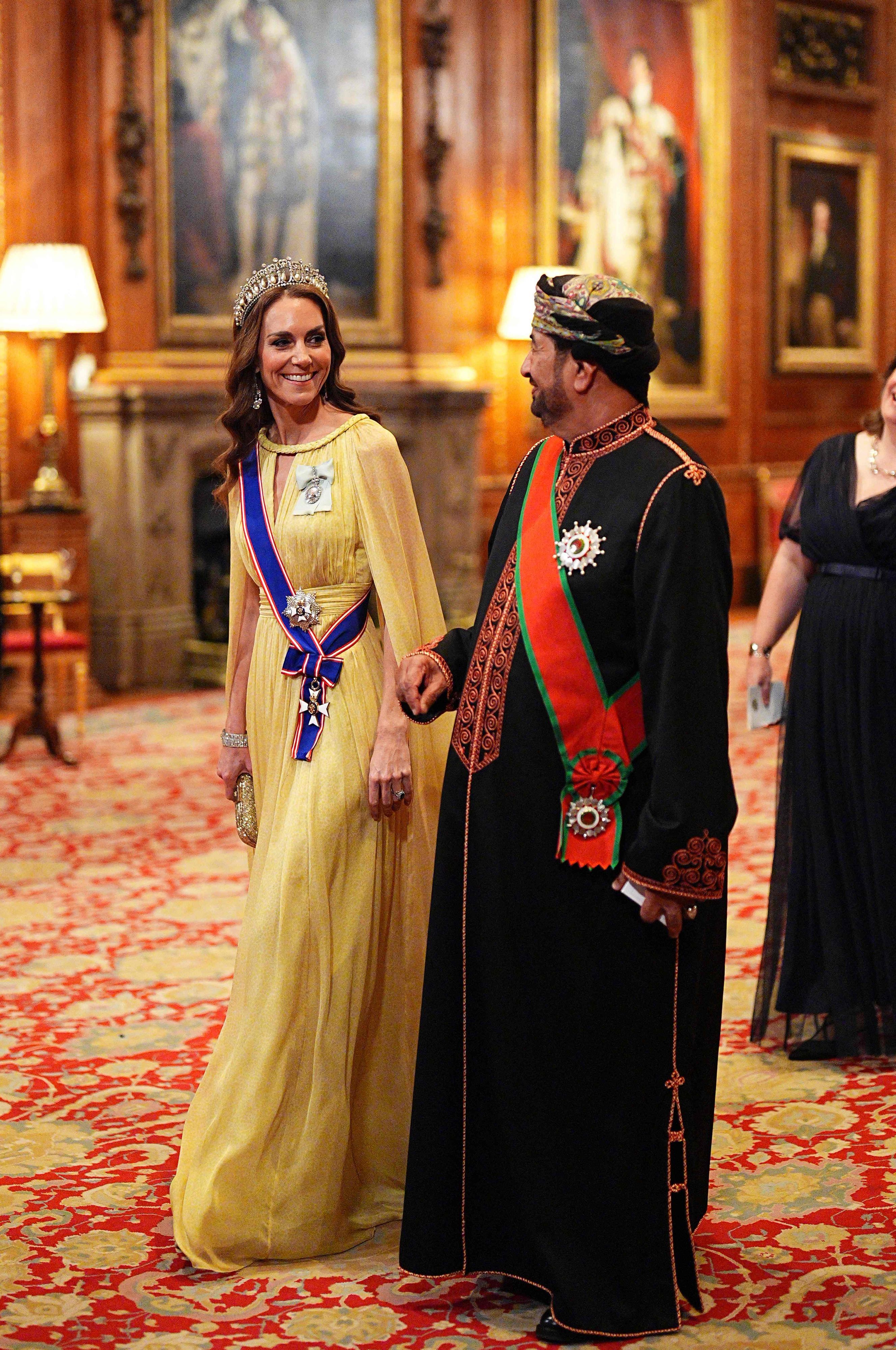 Prinzessin Kate geht neben Khalid bin Hilal Al Busaidi zum Staatsbankett auf Schloss Windsor.