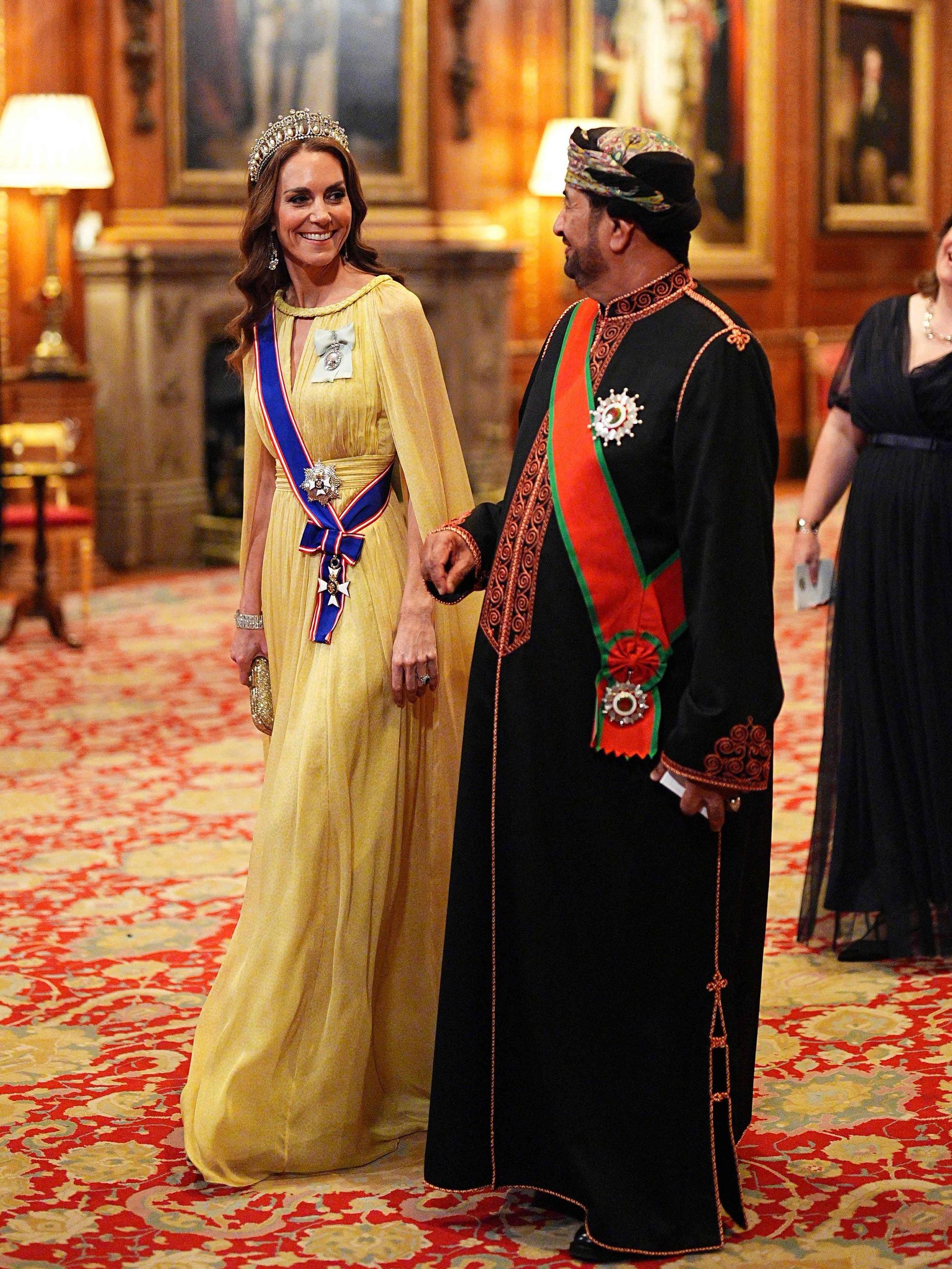 Prinzessin Kate geht neben Khalid bin Hilal Al Busaidi zum Staatsbankett auf Schloss Windsor.