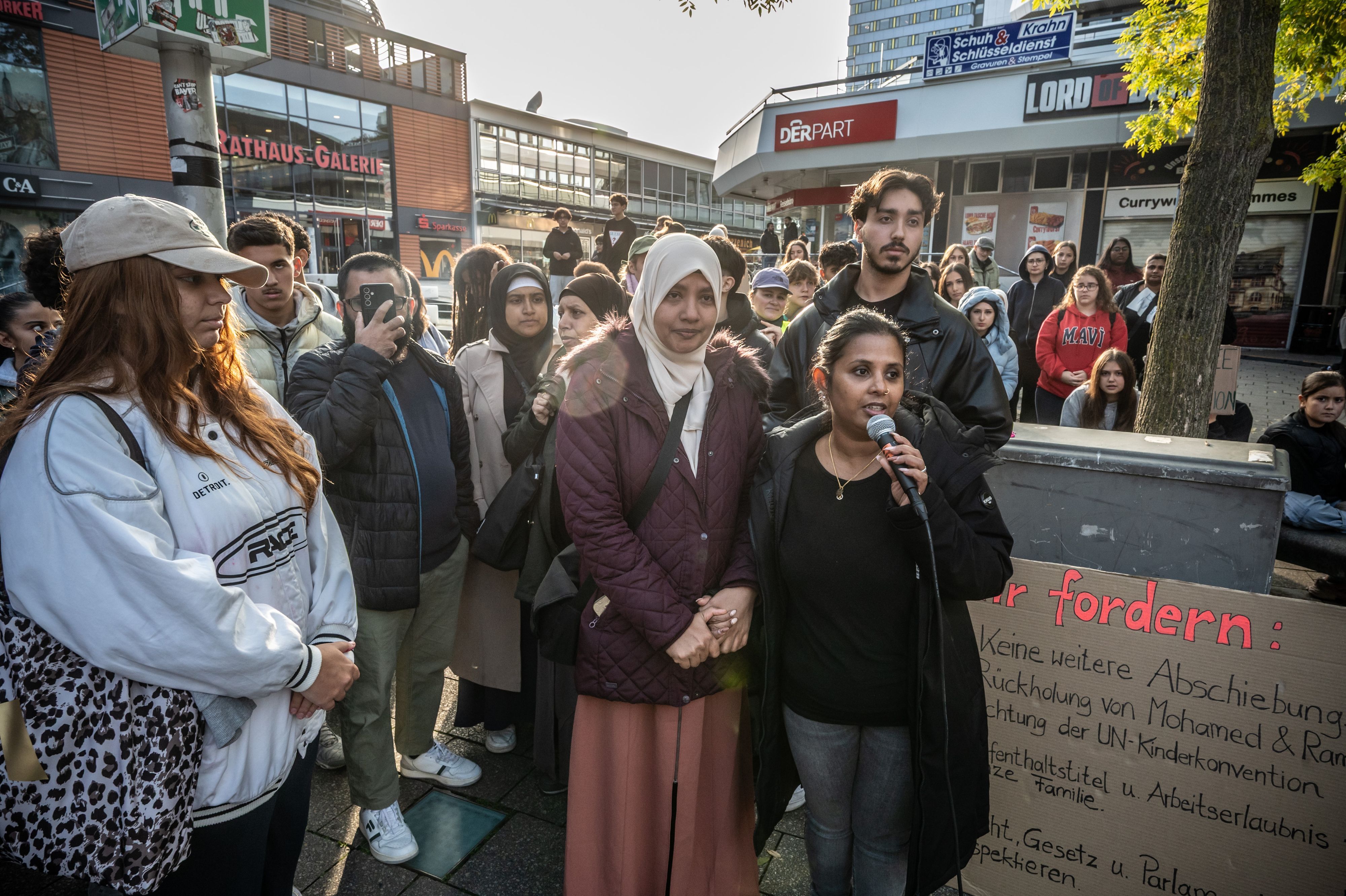 Am Montag, 19. Oktober, demonstrierten Freunde der von der Abschiebung bedrohten Familie Rouf vor dem  Rathaus in Wiesdorf.