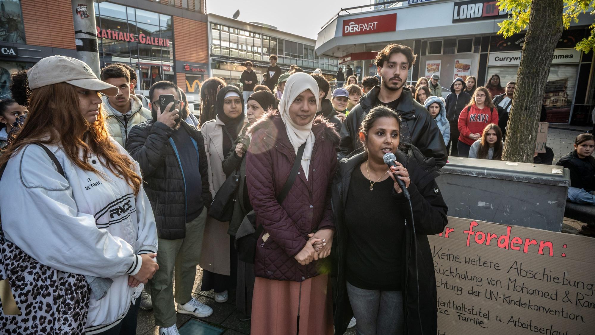Am Montag, 19. Oktober, demonstrierten Freunde der von der Abschiebung bedrohten Familie Rouf vor dem Rathaus in Wiesdorf.